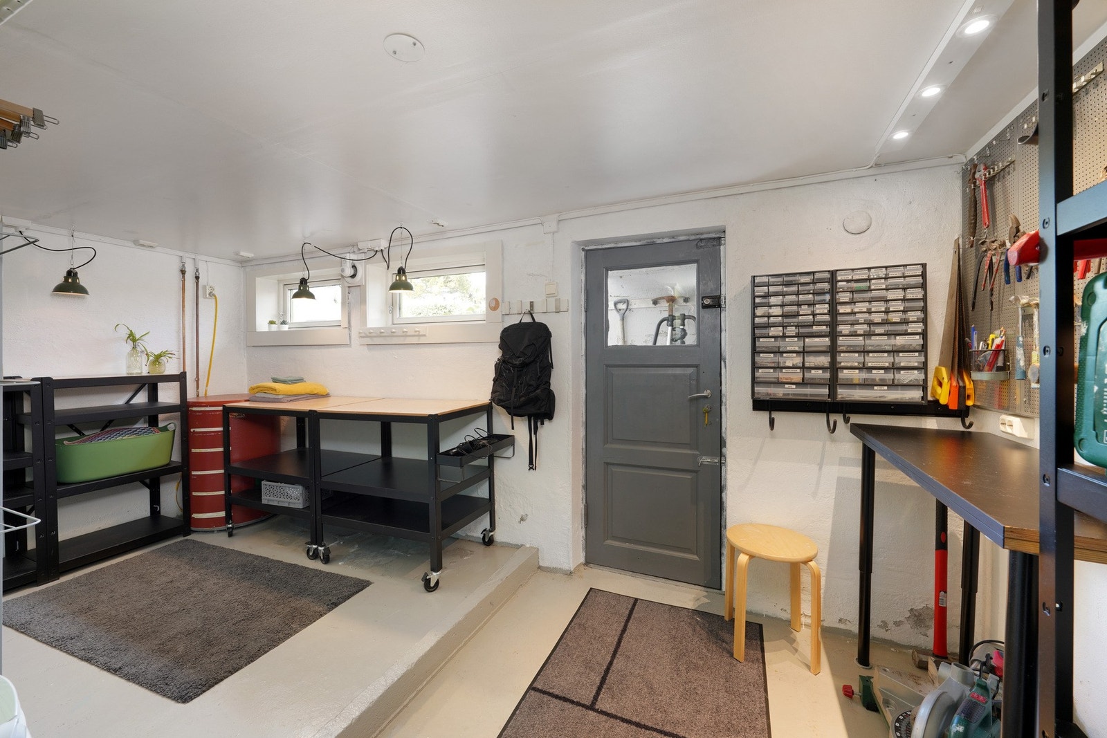Stort vaskerom kombinert med bi-innganhg og bod. Utgang til baksiden av huset. Galleribilde