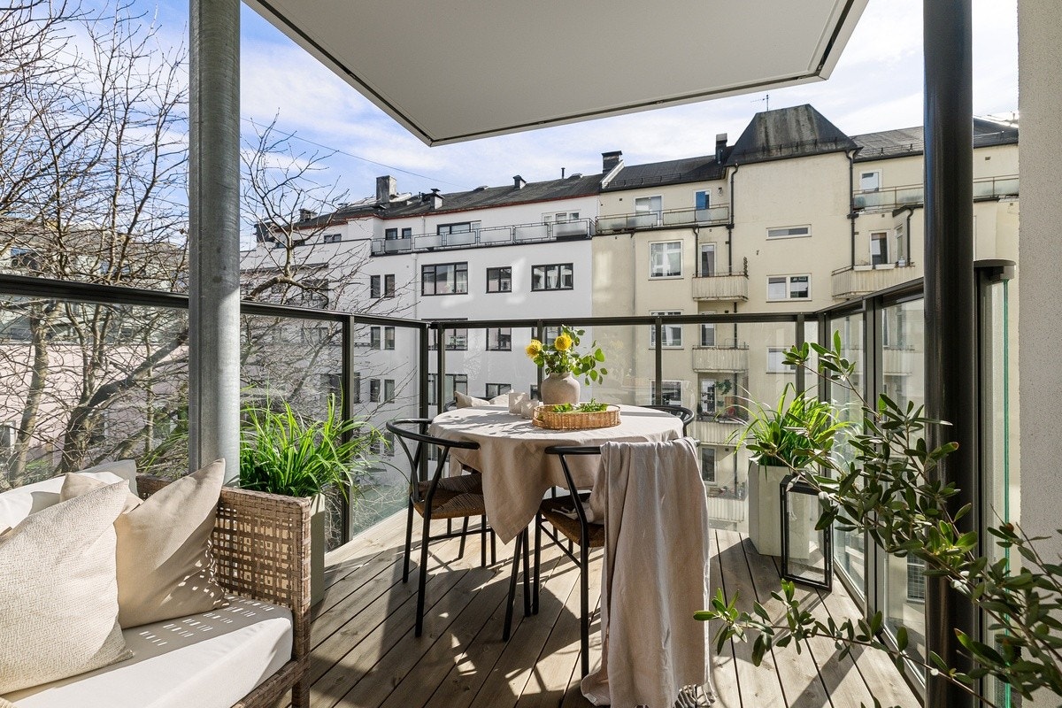Balkongen er pa hele 9 kvm. Her er det god plass til utemøbler og grill, og den fungerer som en flott forlengelse av stuen Galleribilde