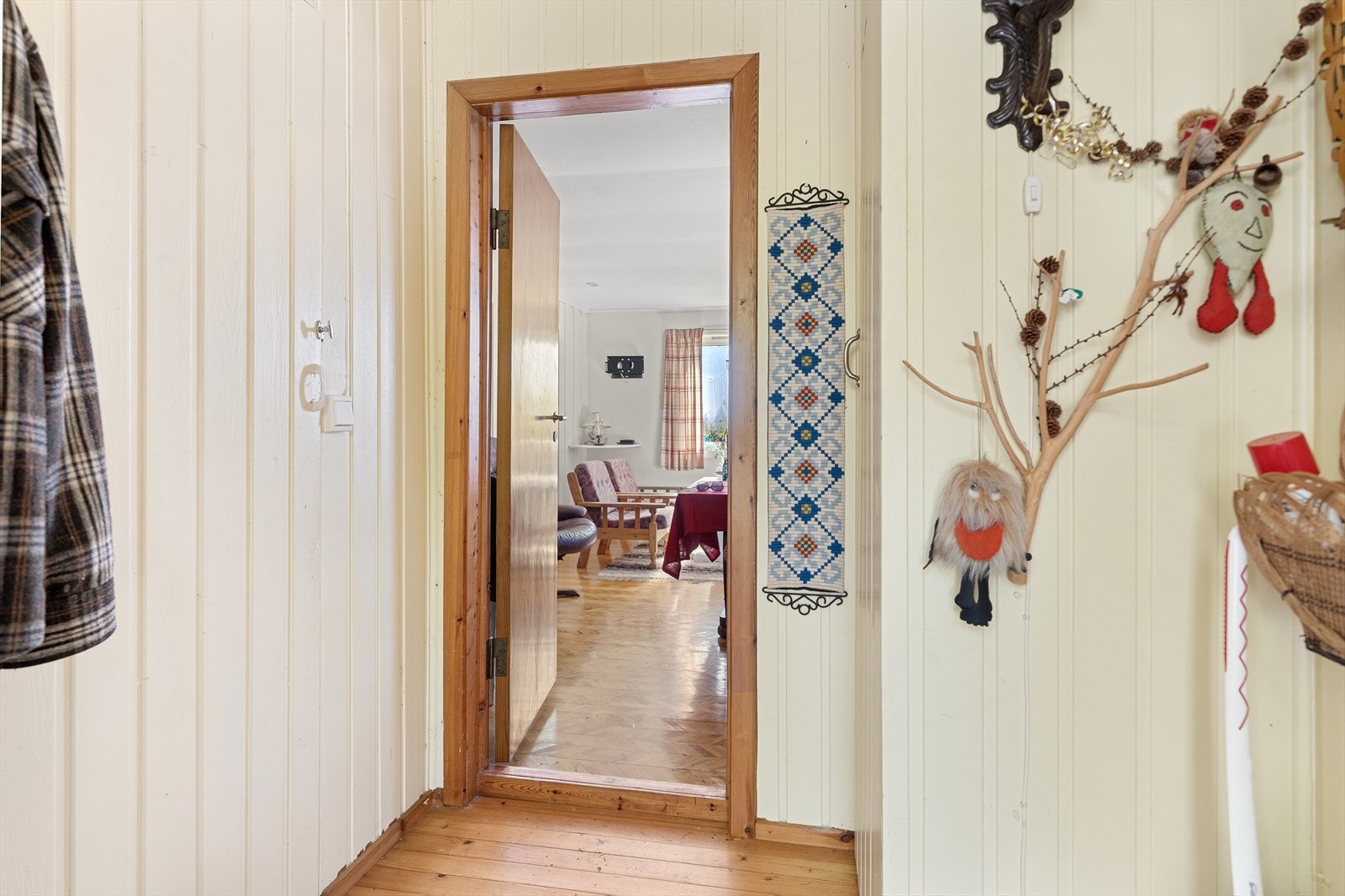 Gulv av heltre i vindfang som måler 3,8 m² Galleribilde