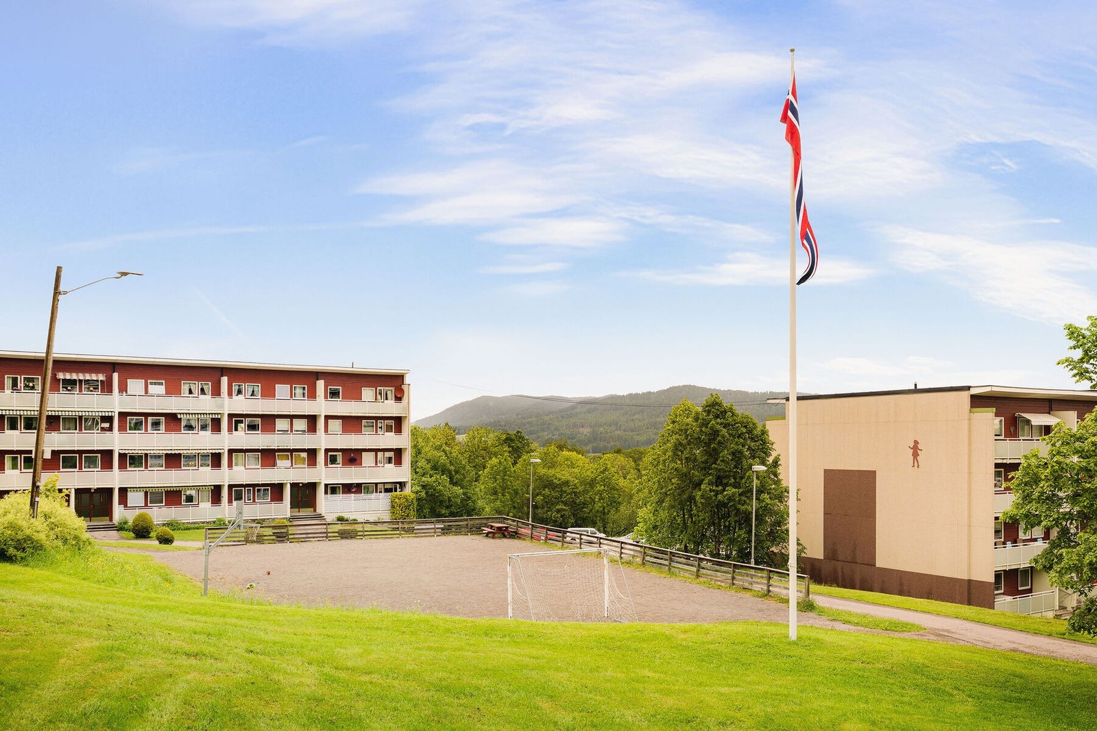 På sameiets tomt finner du luftige fellesarealer med blant annet lekeplass og ballplass, perfekt for både små og store! Galleribilde