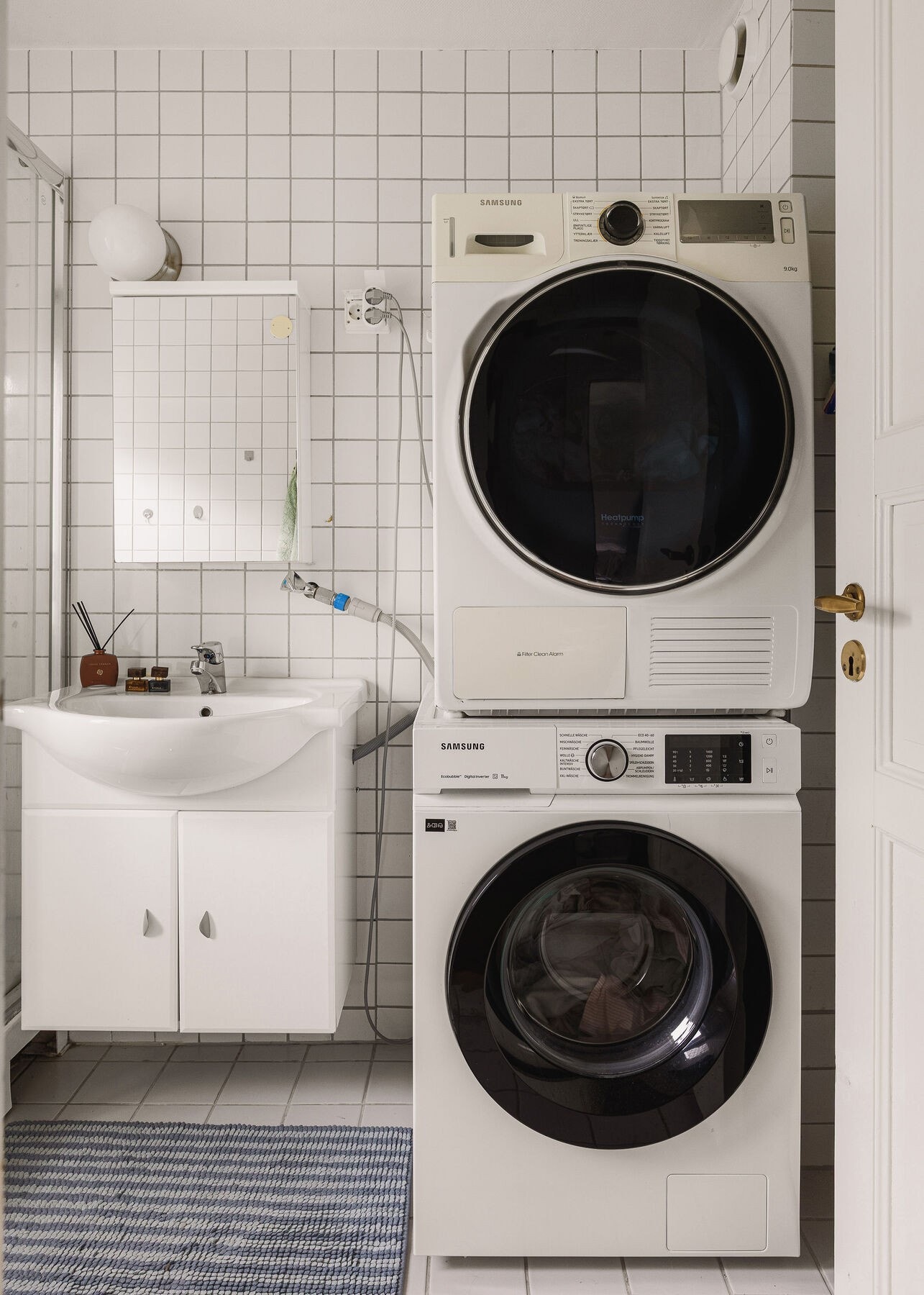 God plass til både vaskemaskin og tørketrommel på badet, og naturlig ventilasjon bidrar til et godt inneklima. Galleribilde
