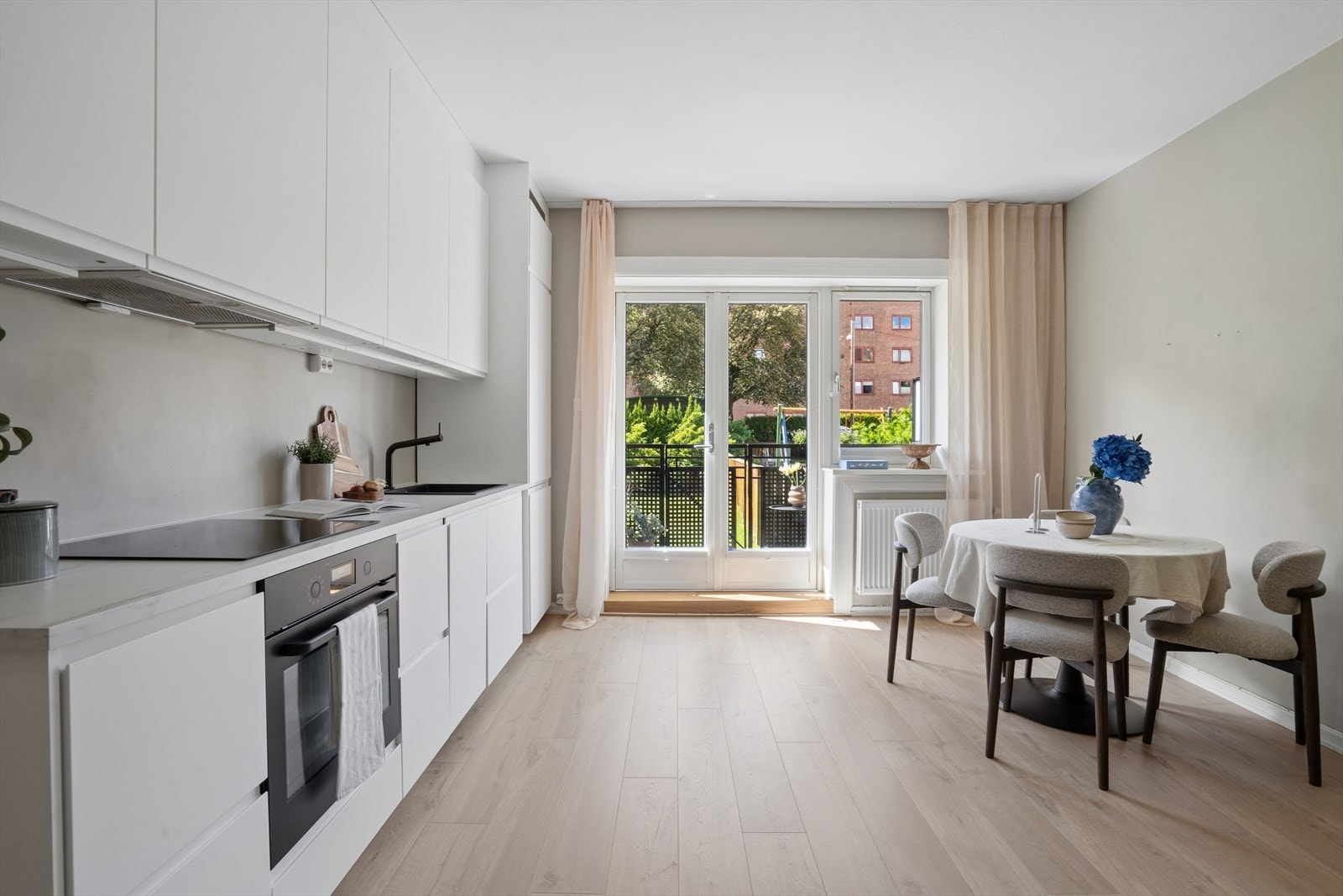 Varmtvann og oppvarming via energieffektiv bergvarme (radiatorer) er inkludert i felleskostnadene. Galleribilde