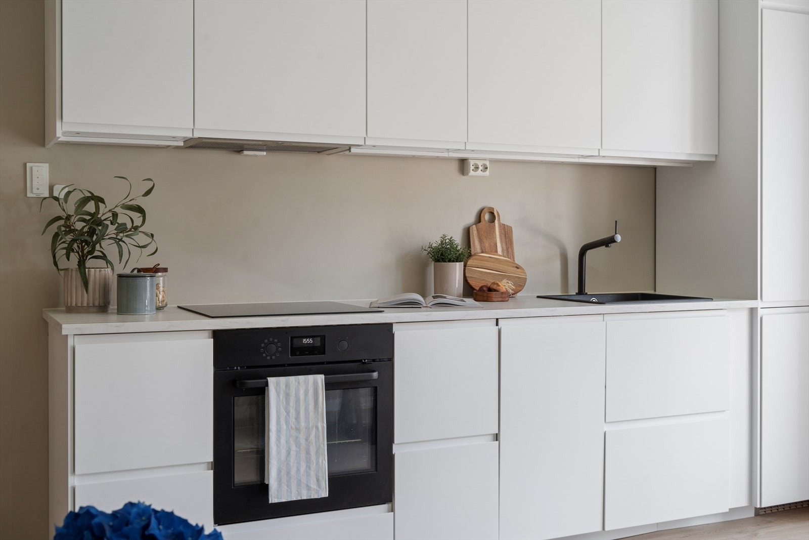Nytt og lekkert IKEA-kjøkken fra 2021 med integrerte hvitevarer. Galleribilde