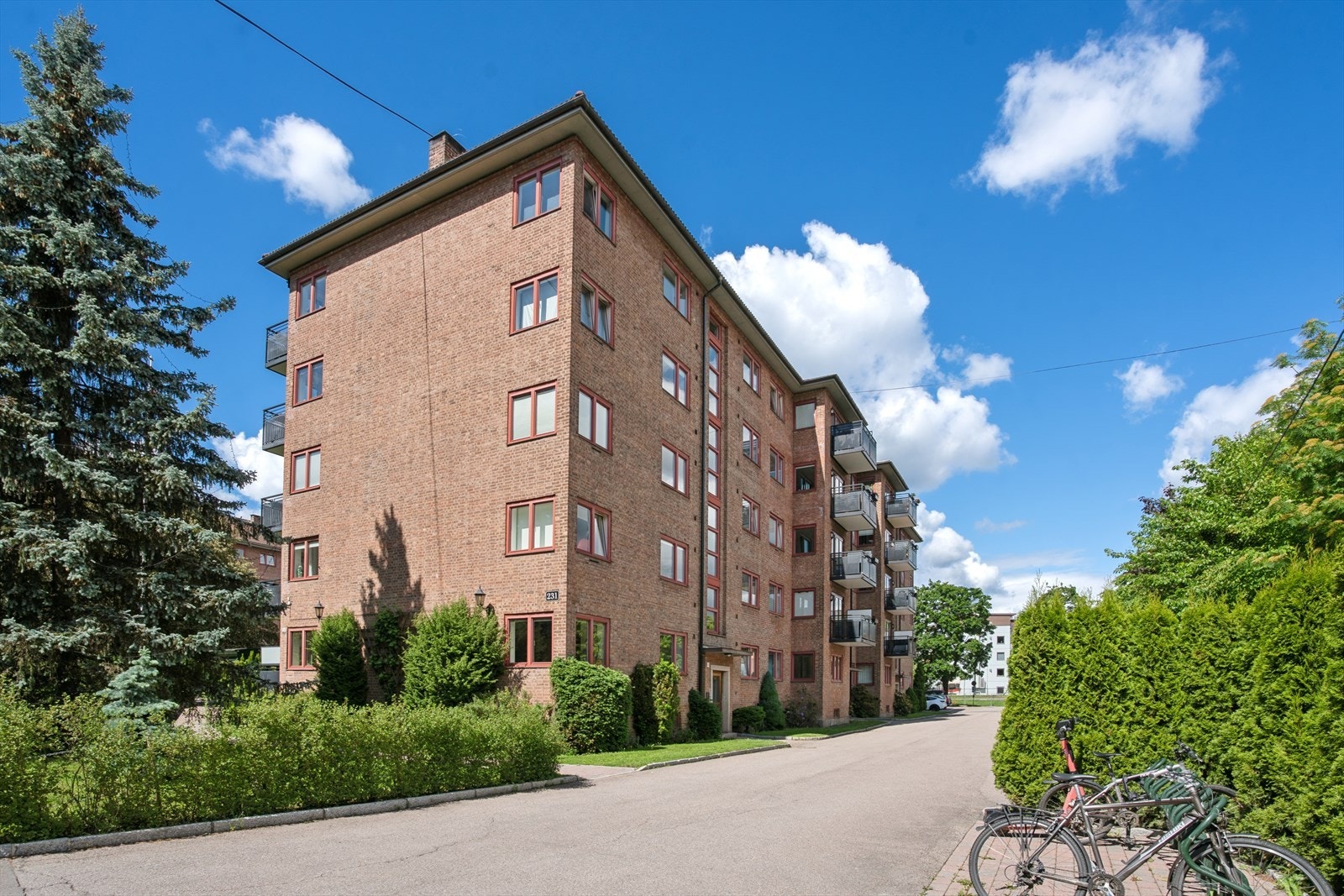 Fasade - Borettslaget disponerer parkeringsplasser, inkludert plasser med elbillader, som tildeles etter venteliste. Galleribilde