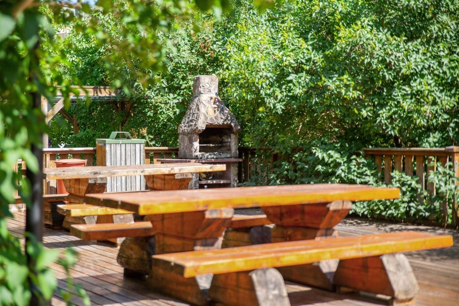 Velholdt felles terrasse med flere sitteområder, grillplass, bordtennisbord og dyrkekasser. Galleribilde