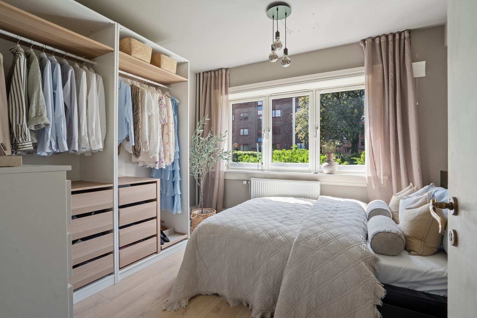 Stort og velholdt soverom med god plass til dobbeltseng! Galleribilde