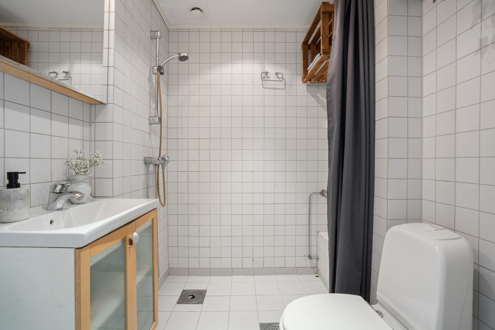 Badet er flislagt og ble oppgradert rundt 2001. Innredet med WC, servant med underskap og speilskap med overlys. Galleribilde
