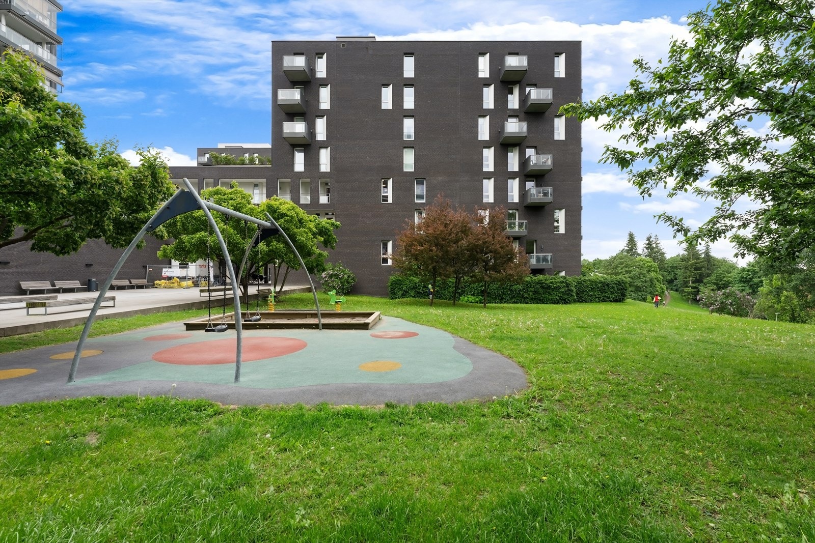 Sameiet grenser til Torshovdalen, med store grøntområder og lekeplasser rett utenfor døren. Galleribilde