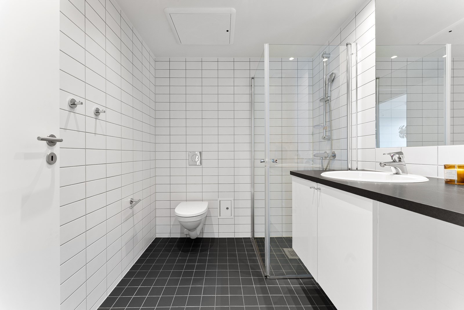 Romslig, flislagt bad fra 2013 med elektrisk gulvvarme og opplegg for vaskemaskin. Galleribilde