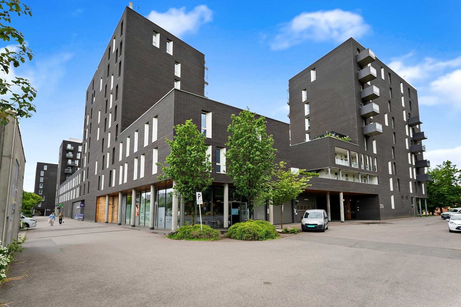 I sameiets første etasje finnes et godt utvalg av forretninger og servicetilbud. Galleribilde