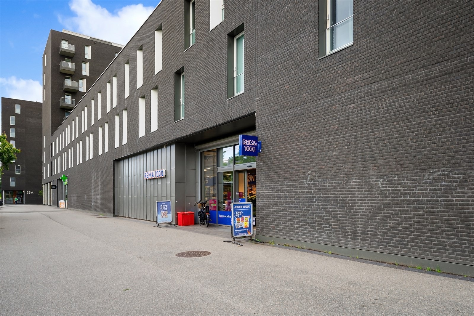 Dagligvarehandelen gjøres enkelt hos Rema 1000, som ligger i samme bygg. Galleribilde