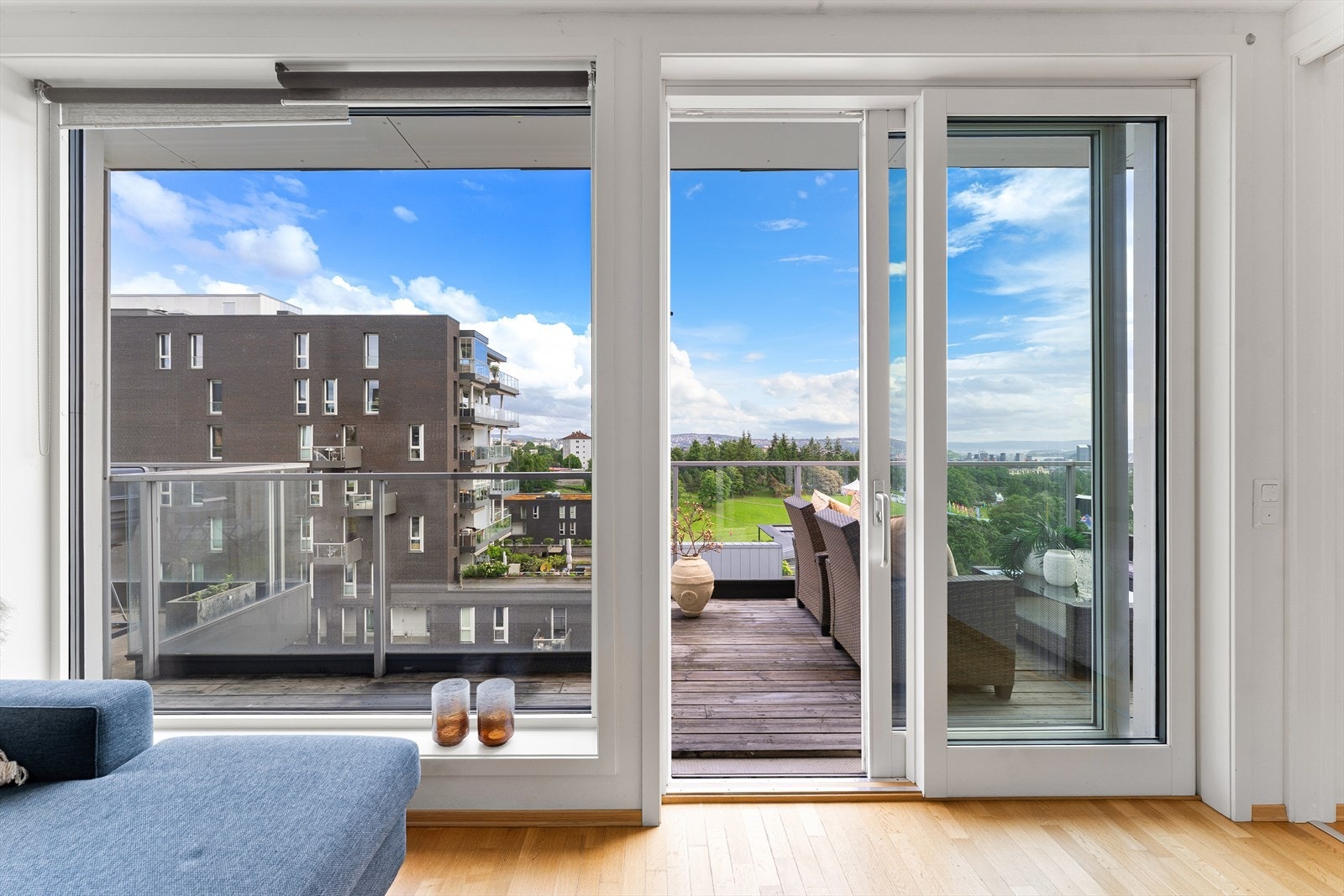 Store skyvedører i glass visker ut skillet mellom inne og ute. Galleribilde