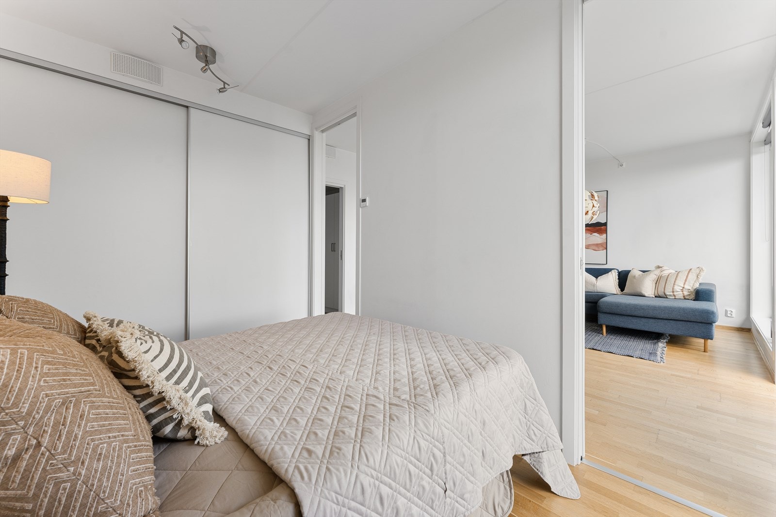 En romslig skyvedørsgarderobe gir rikelig med oppbevaringsplass. Galleribilde