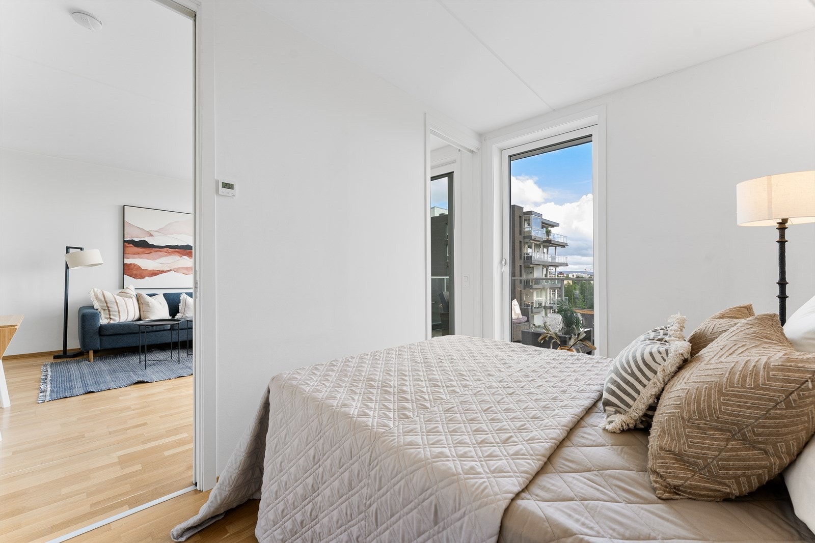 En smart løsning med skyvedører på begge sider av soverommet gir en fleksibel og åpen romfølelse. Galleribilde