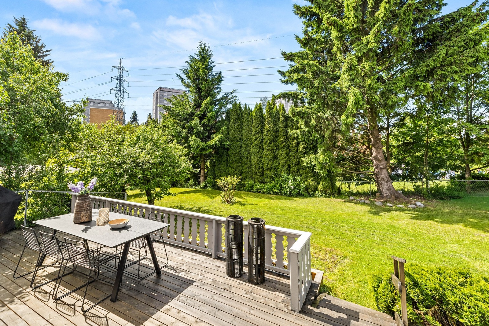 Utgang til terrassene fra stuen og videre nedgang fra terrasse til hagen Galleribilde