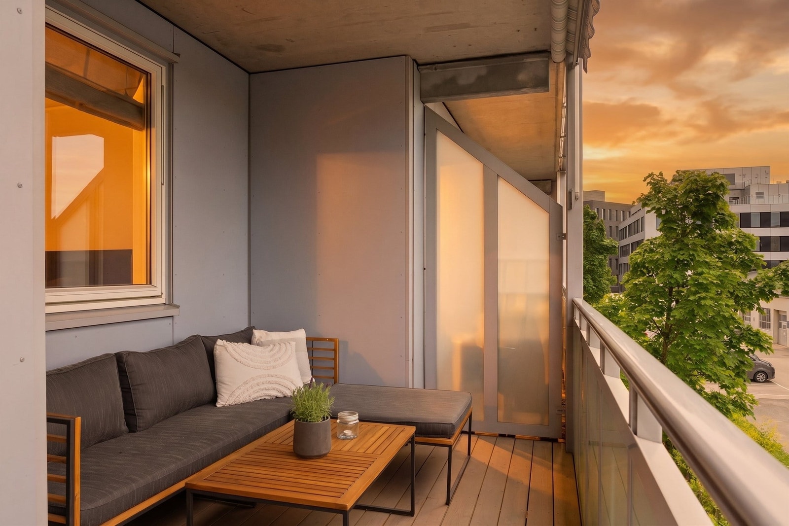 Leiligheten har en usjenert og attraktiv beliggenhet i andre etasje, med en romslig vestvendt balkong på ca. 13 m². Galleribilde