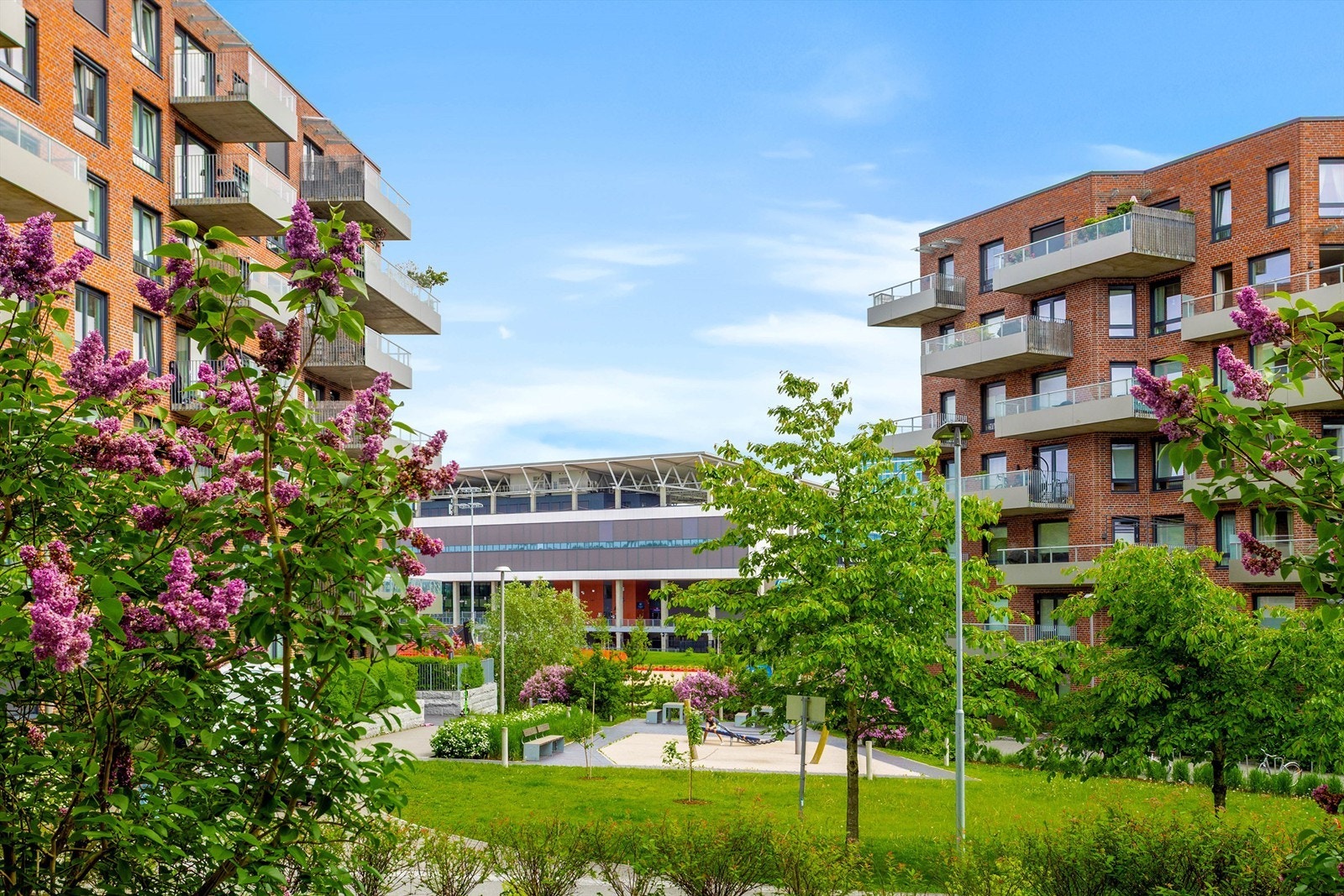 Pent opparbeidede fellesområder med grønne plenarealer, beplantning og lekeplass skaper et hyggelig og familievennlig bomiljø. Galleribilde
