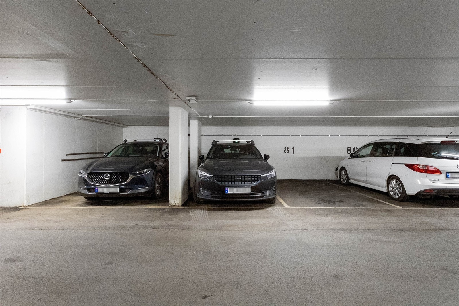 Til leiligheten følger parkeringsplass nr. 82 i felles garasjeanlegg, utstyrt med elbillader for enkel lading. Galleribilde
