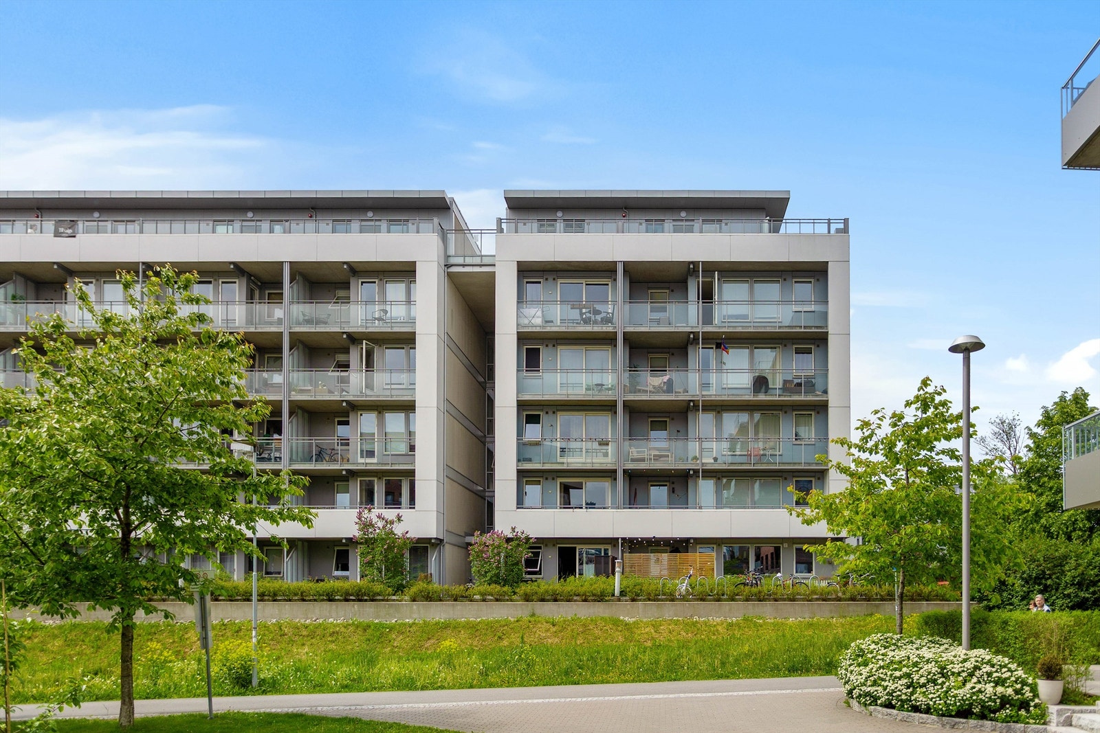 Moderne boligbygg fra 2008 med tidløse fasader i tegl og fasadeplater, samt heisadkomst i felles trappeoppgang. Galleribilde