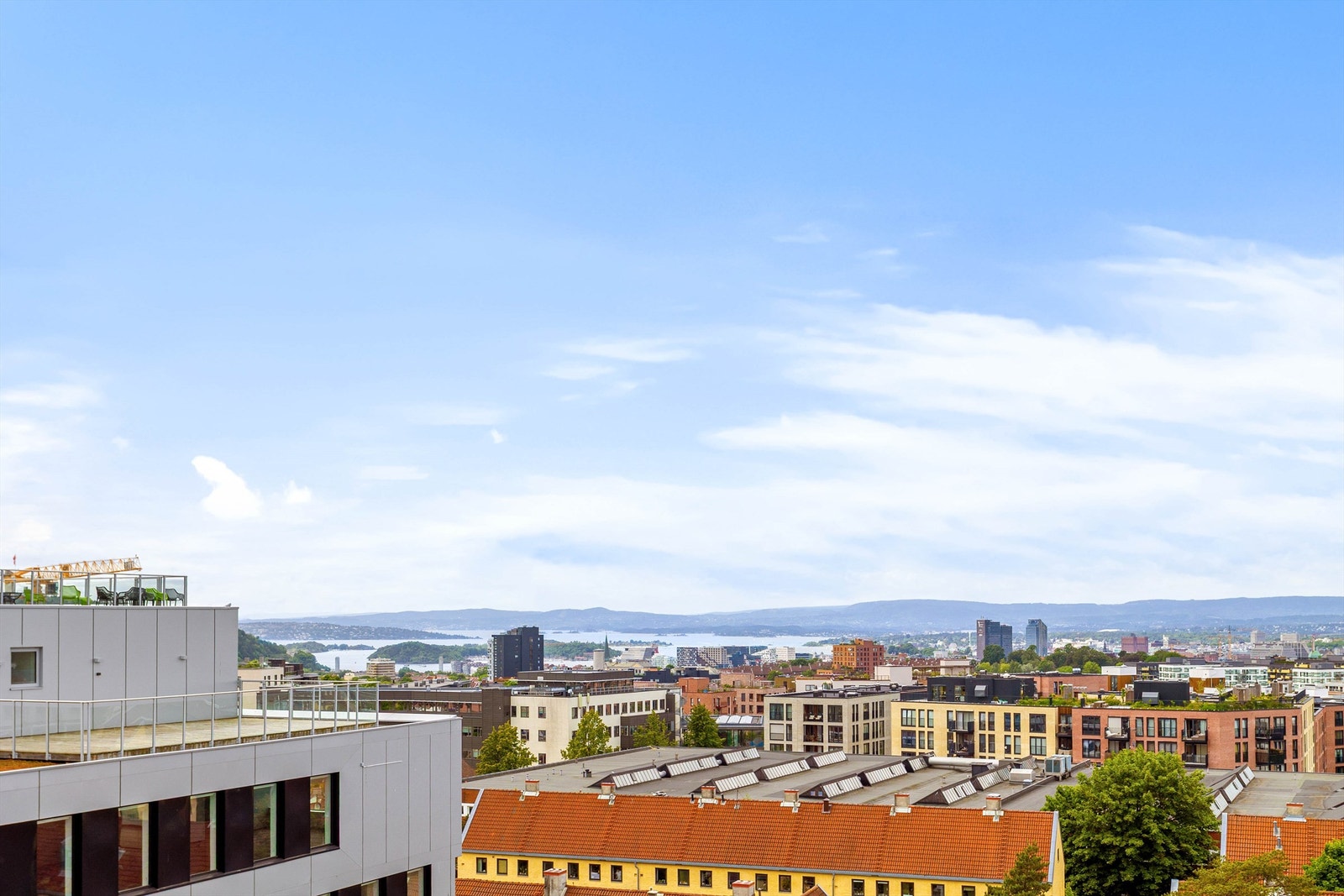 Fra den felles takterrassen er det luftig utsikt over nærområdet, med glimt mot Oslofjorden i horisonten. Galleribilde