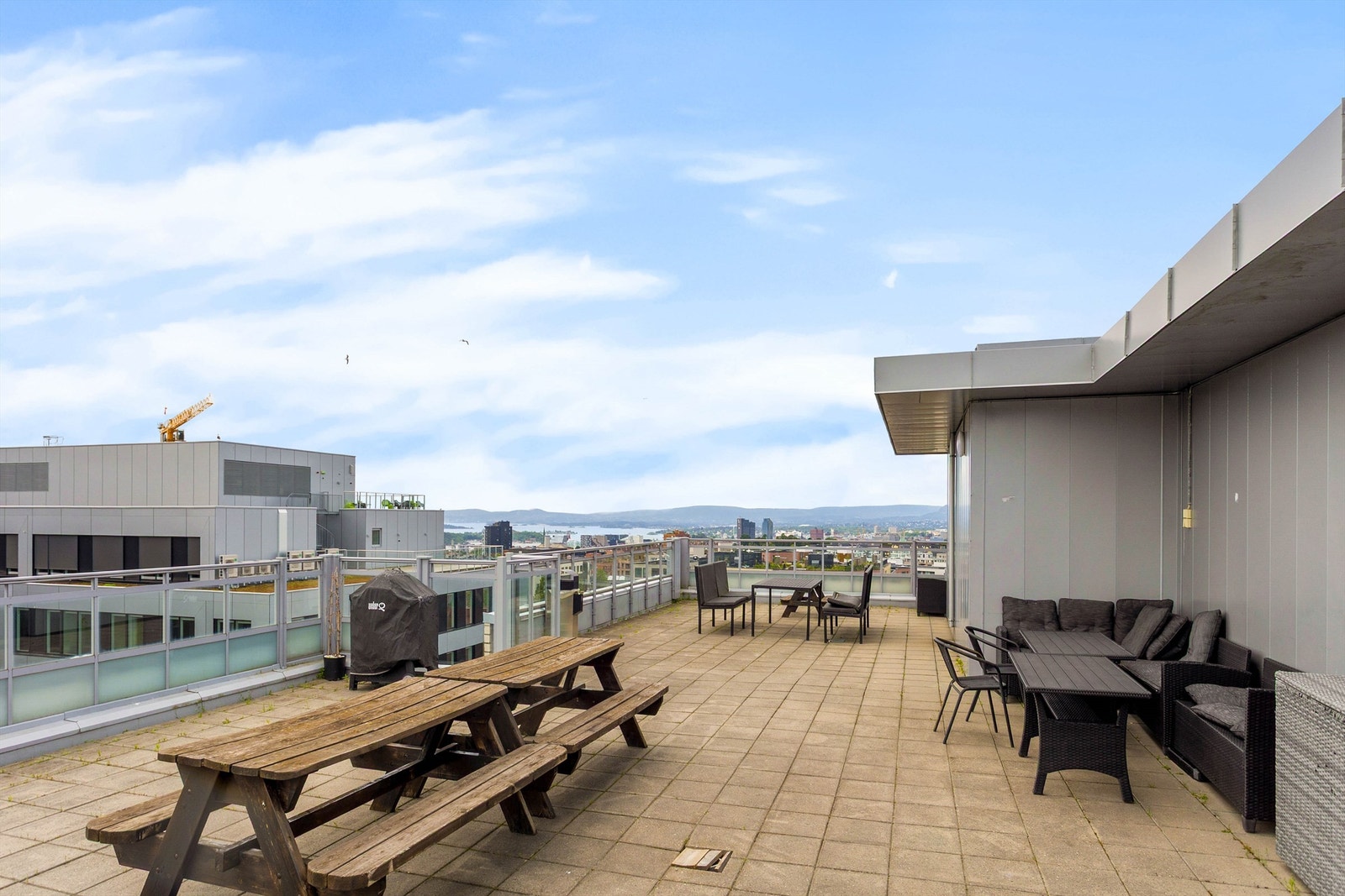 Borettslaget disponerer en stor og solrik felles takterrasse med gode solforhold, hyggelige sittegrupper og flott utsyn over nærområdet. Galleribilde