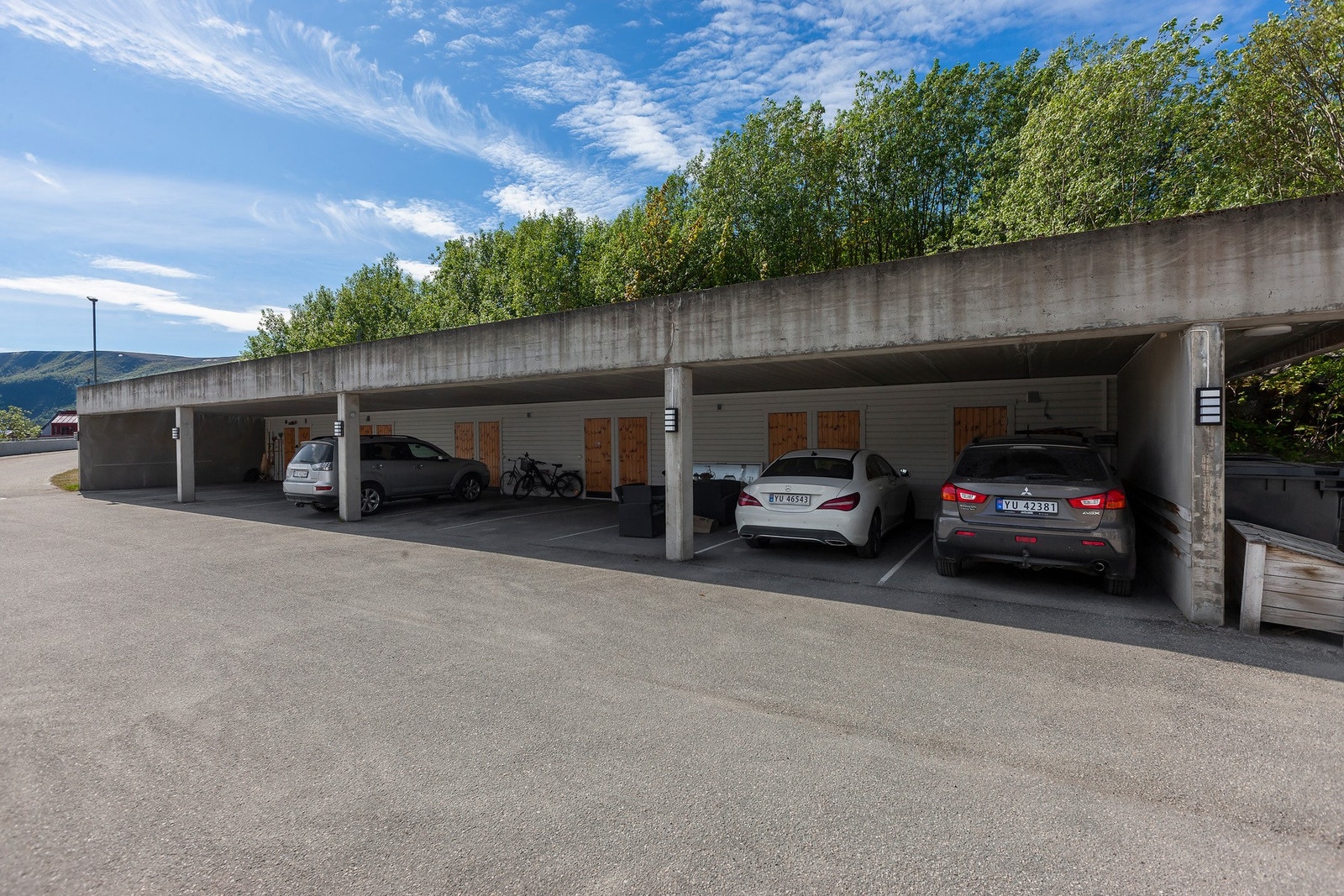 Det medfølger også carport med praktisk bod i bakkant. Leiligheten har plass nr 4 fra høyre. Galleribilde