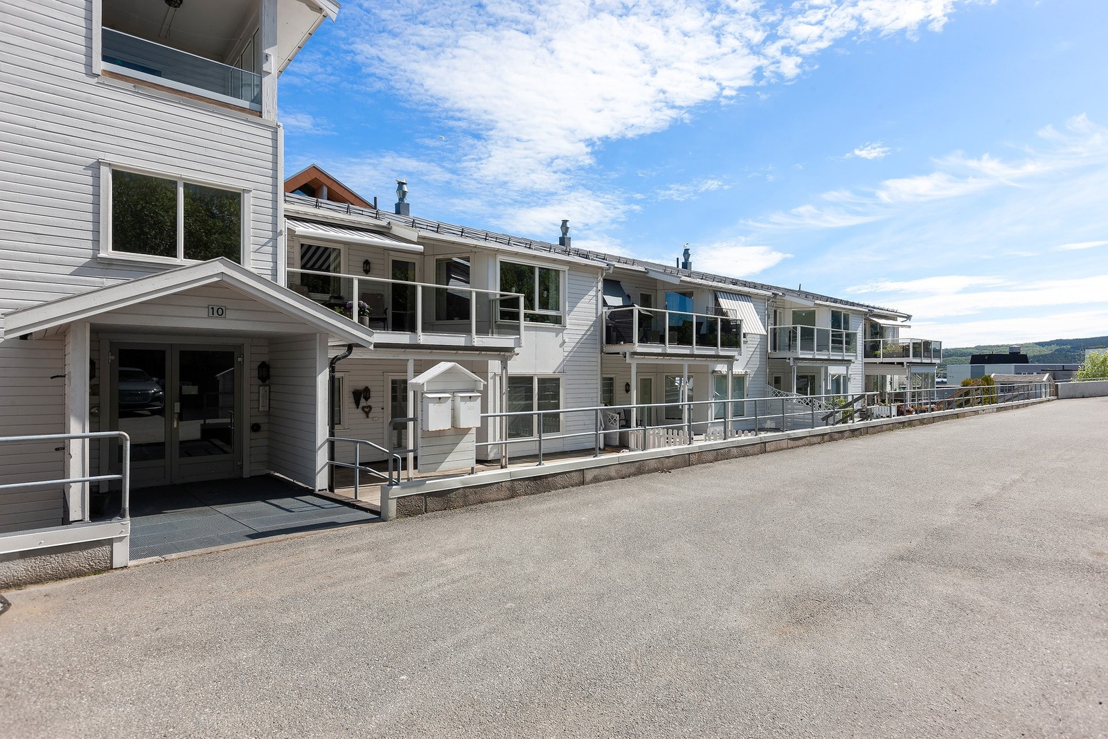 Inngang på baksiden av blokka. Galleribilde