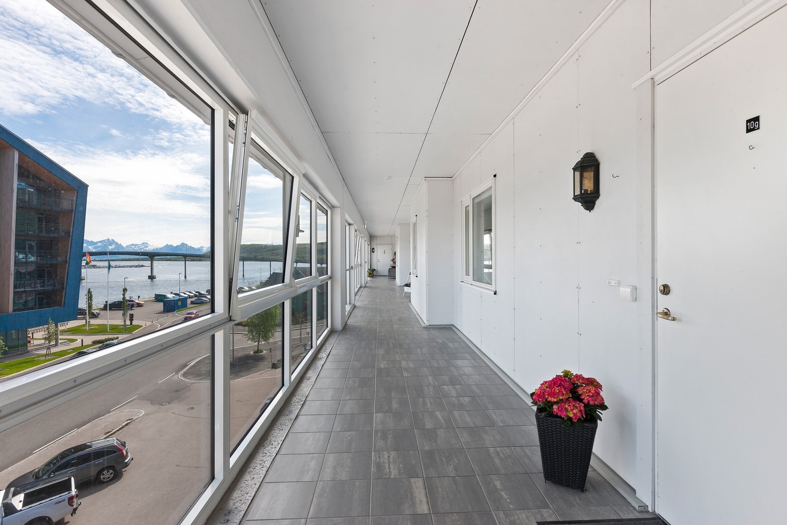 Leiligheten har heis i bygget og innglasset svalgang inn til leiligheten. Galleribilde