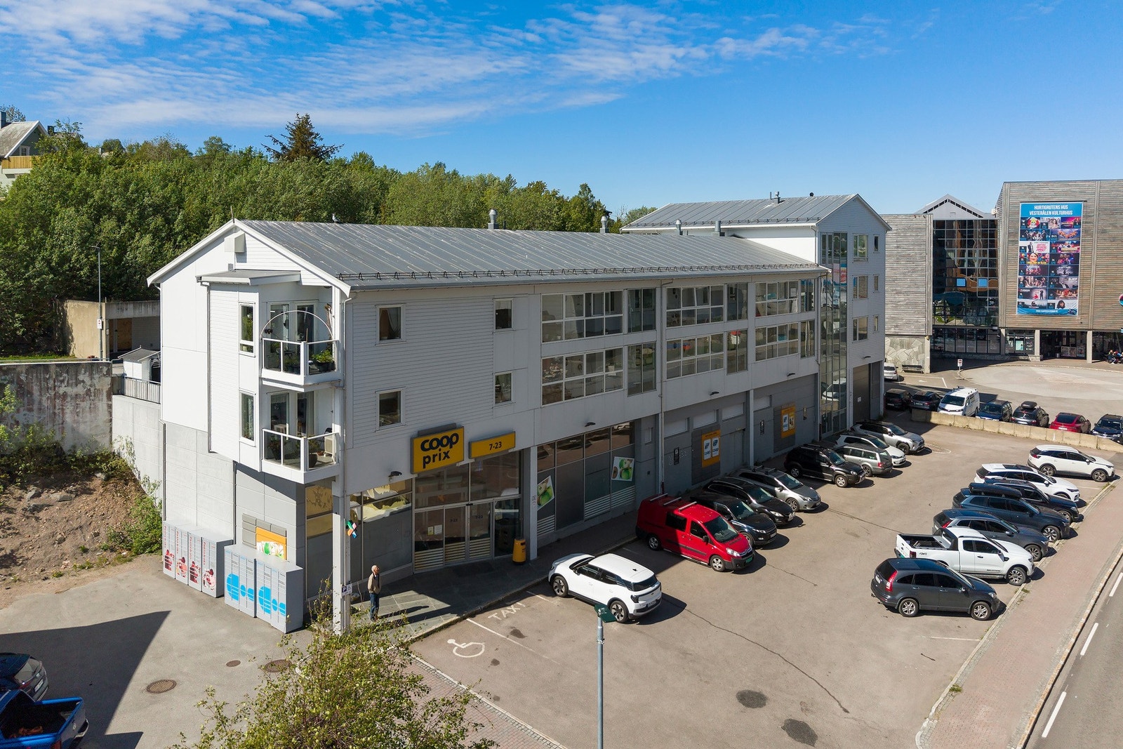 Fra leiligheten er det umiddelbar nærhet til dagligvarebutikk, og øvrige fasiliteter som Stokmarknes sentrum har å by på. Galleribilde