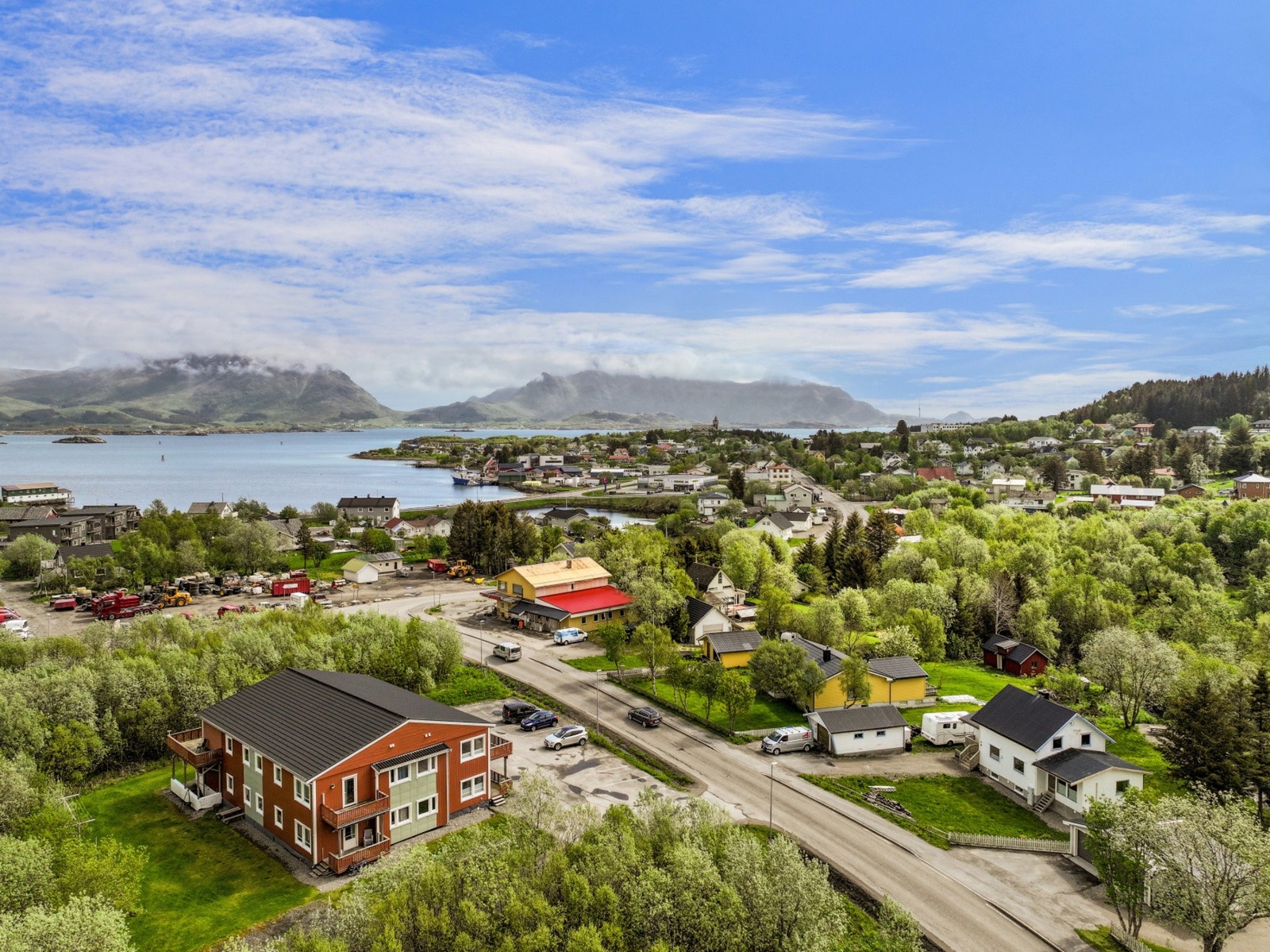 Fra leiligheten er det kort gangavstand til dagligvarebutikk, barnehage og skole, noe som gjør hverdagslogistikken enkel for en familie. Galleribilde
