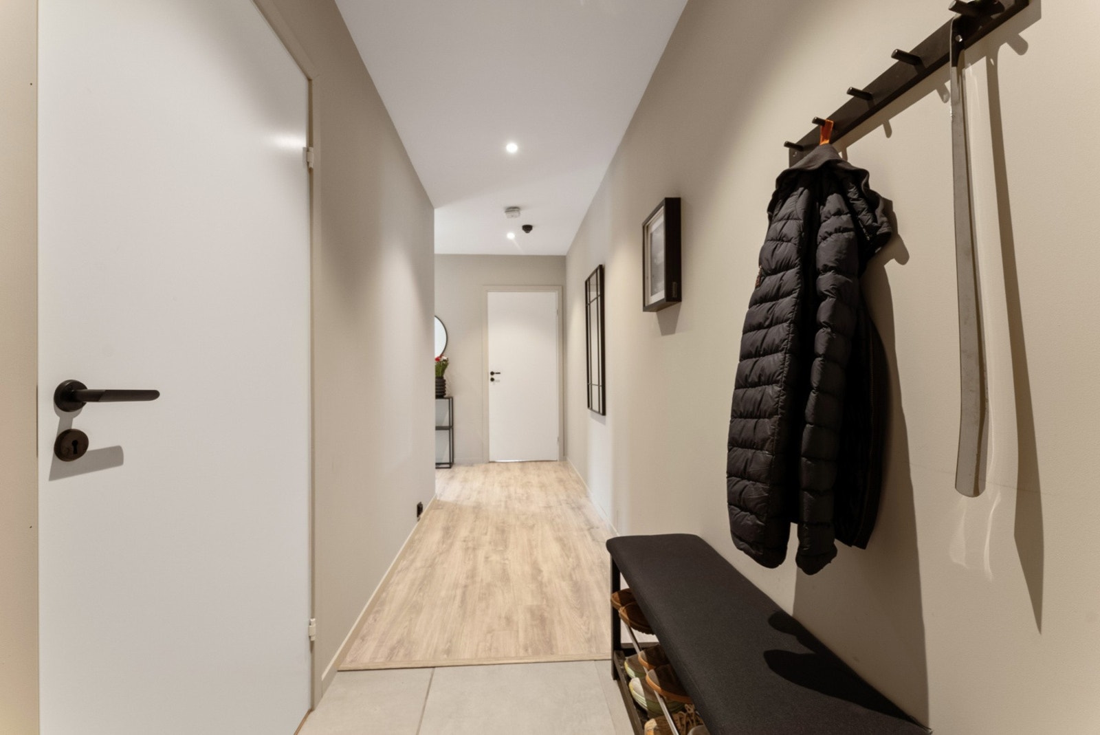 Innbydende entré med god plass til å henge fra seg yttertøy. Galleribilde