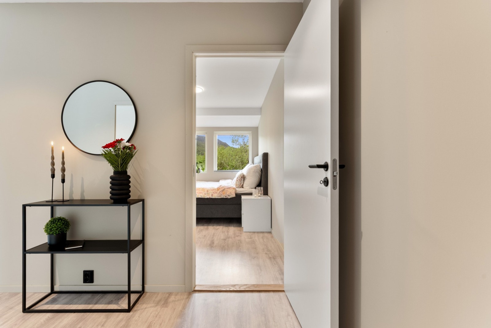 Et glimt inn til det romslige hovedsoverommet. Galleribilde