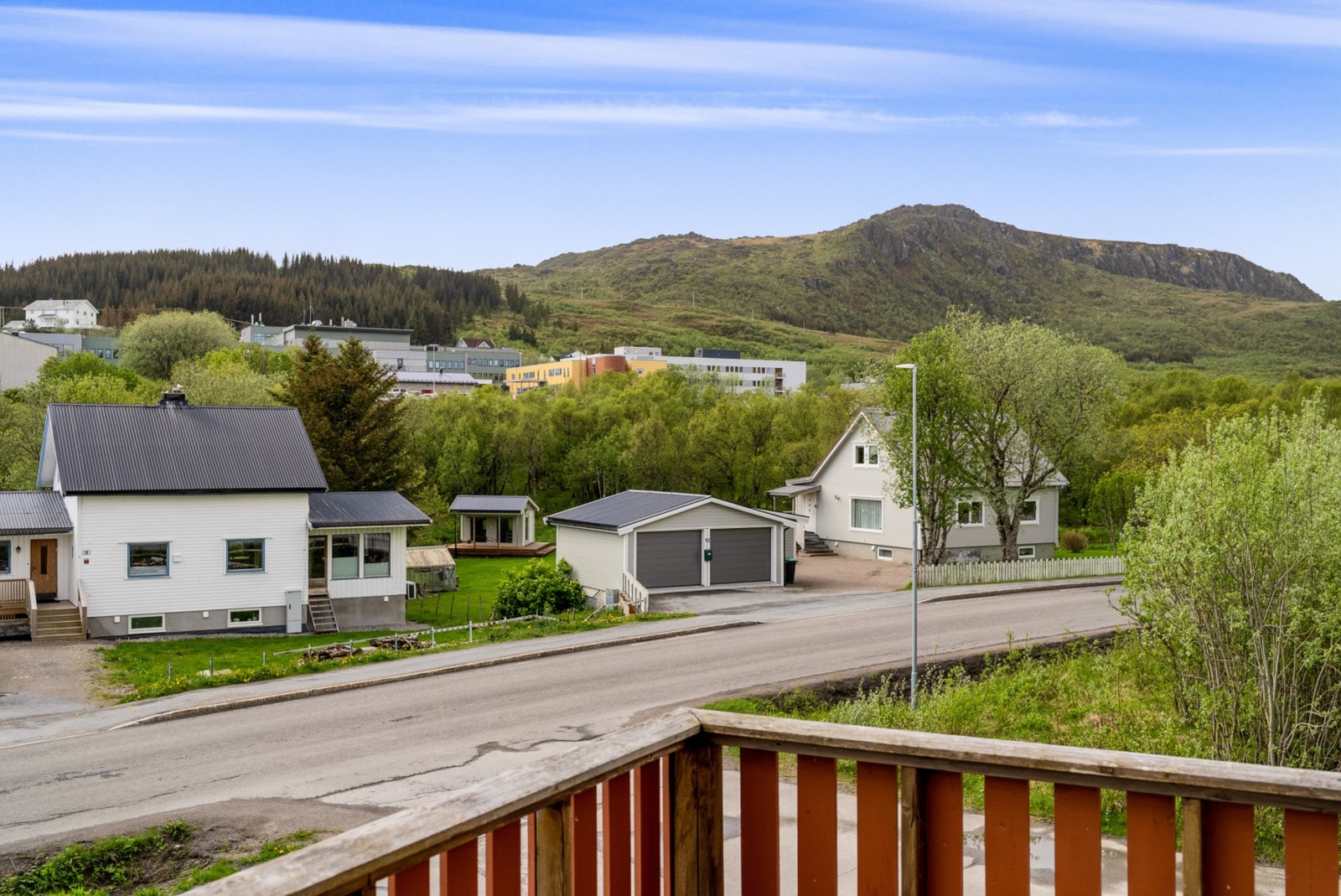 Utsyn over det etablerte og rolige nabolaget fra balkongen. Galleribilde