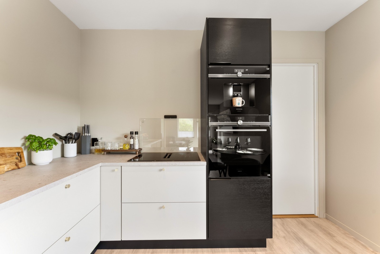 Høyskap med integrert stekeovn og kaffemaskin. Galleribilde