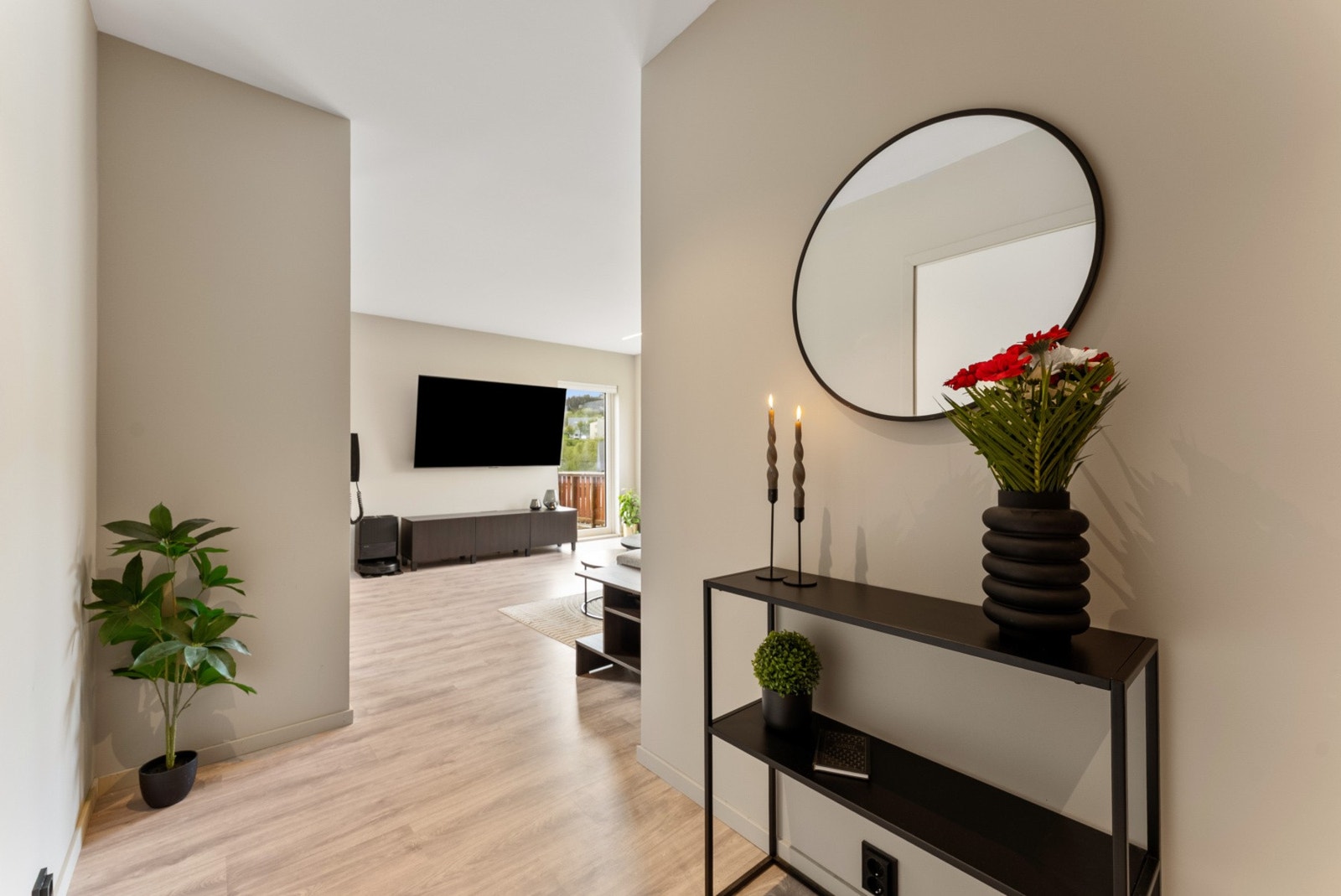 Overflatene er oppgradert og vegger malt i en tidsriktig og behagelig farge. Galleribilde