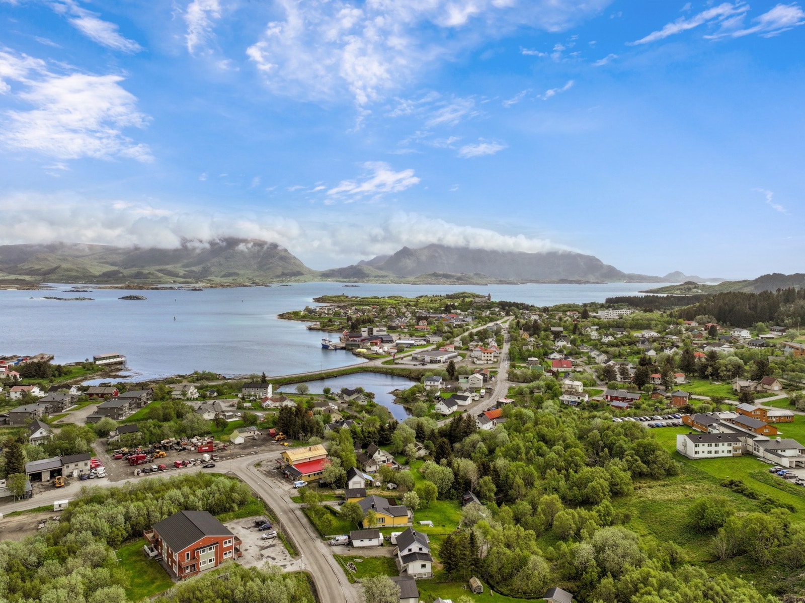 Plassert midt i Lofoten, tilbyr området en unik kombinasjon av nærhet til natur og umiddelbar tilgang til nødvendige servicetilbud. Galleribilde