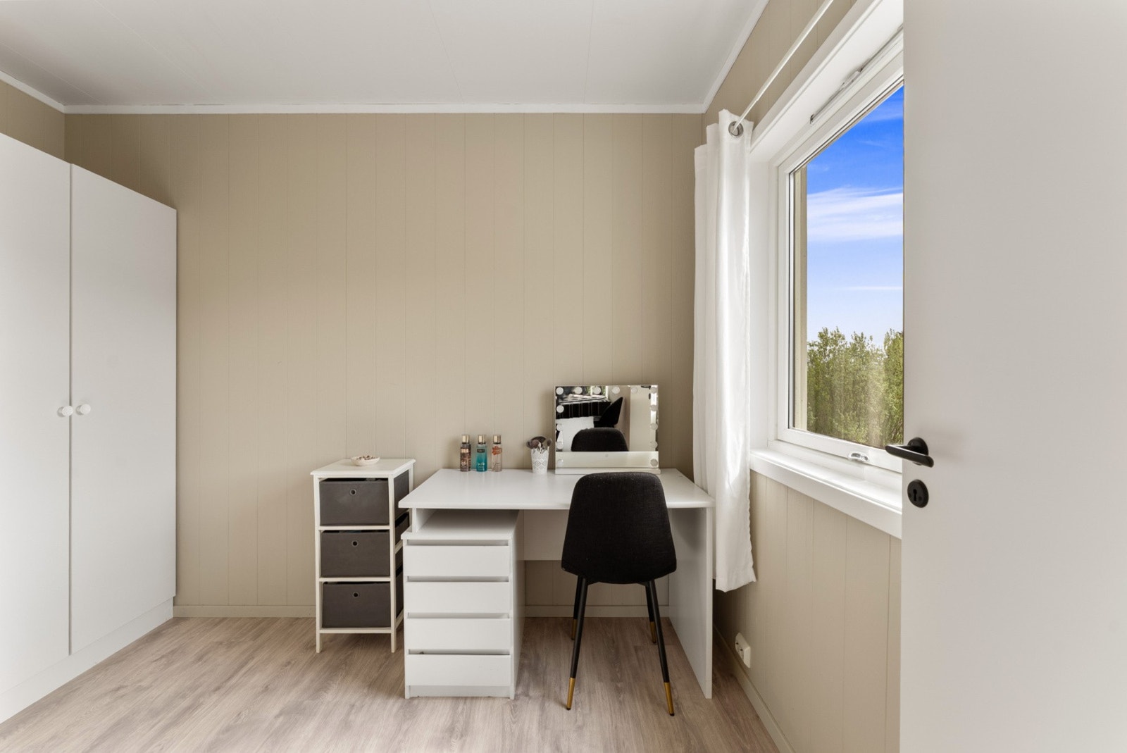 Det første soverommet er av fin størrelse og har plass til det en trenger. Galleribilde