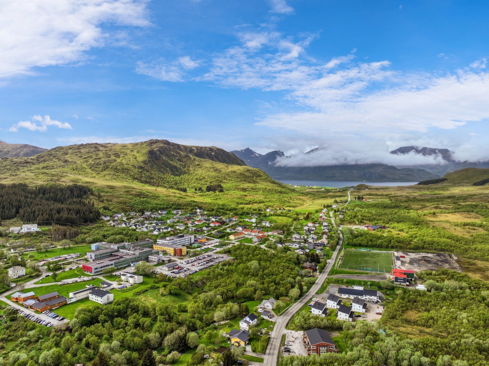Eiendommen har en sentral og attraktiv beliggenhet på Gravdal, et etablert og barnevennlig boligområde i Vestvågøy kommune. Galleribilde