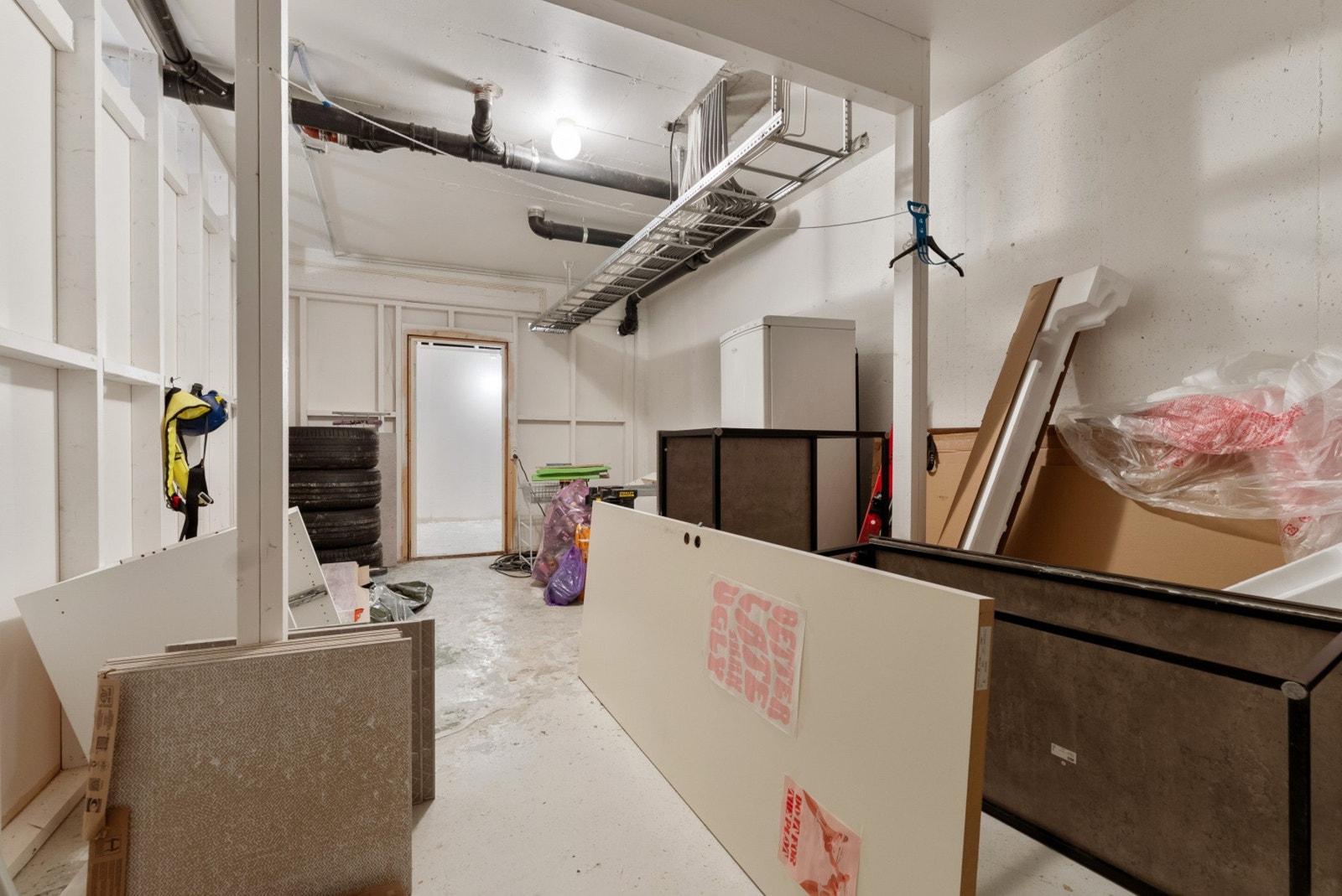 Leiligheten disponerer en stor bod i underetasjen. Galleribilde