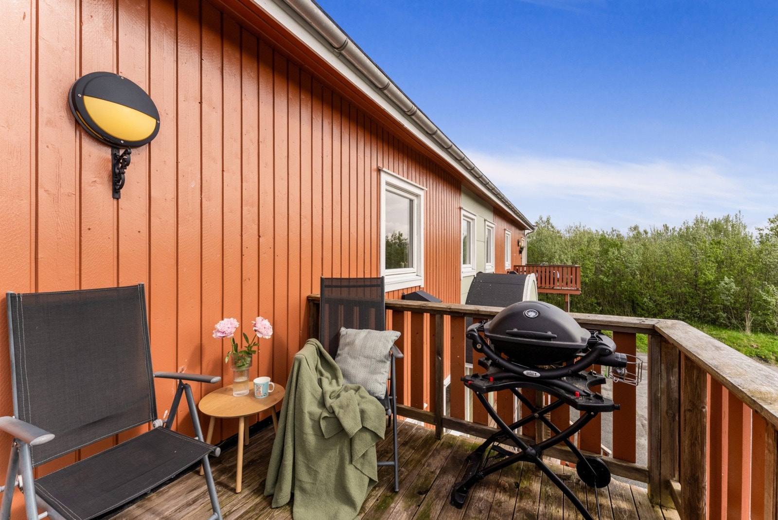 Balkongen har god plass til en liten sittegruppe og grill. Galleribilde