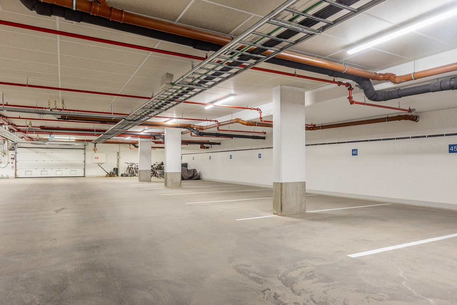 Det medfølger én fast parkeringsplass (nr. 46) i felles, lukket garasjeanlegg. Galleribilde