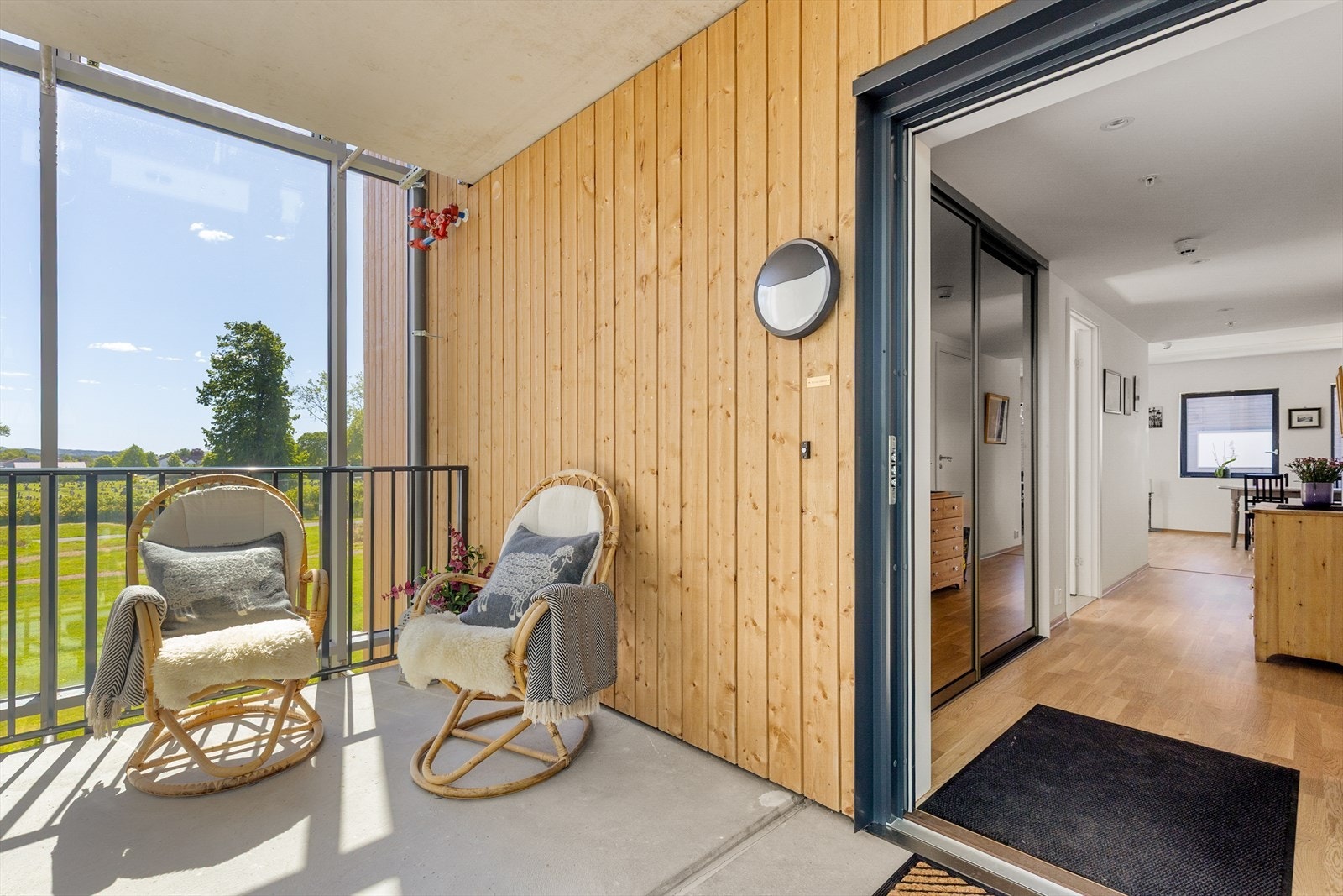 Utenfor inngangsdøren har du din egen lille uteplass i svalgangen, med utsikt over vinterhagen. Galleribilde