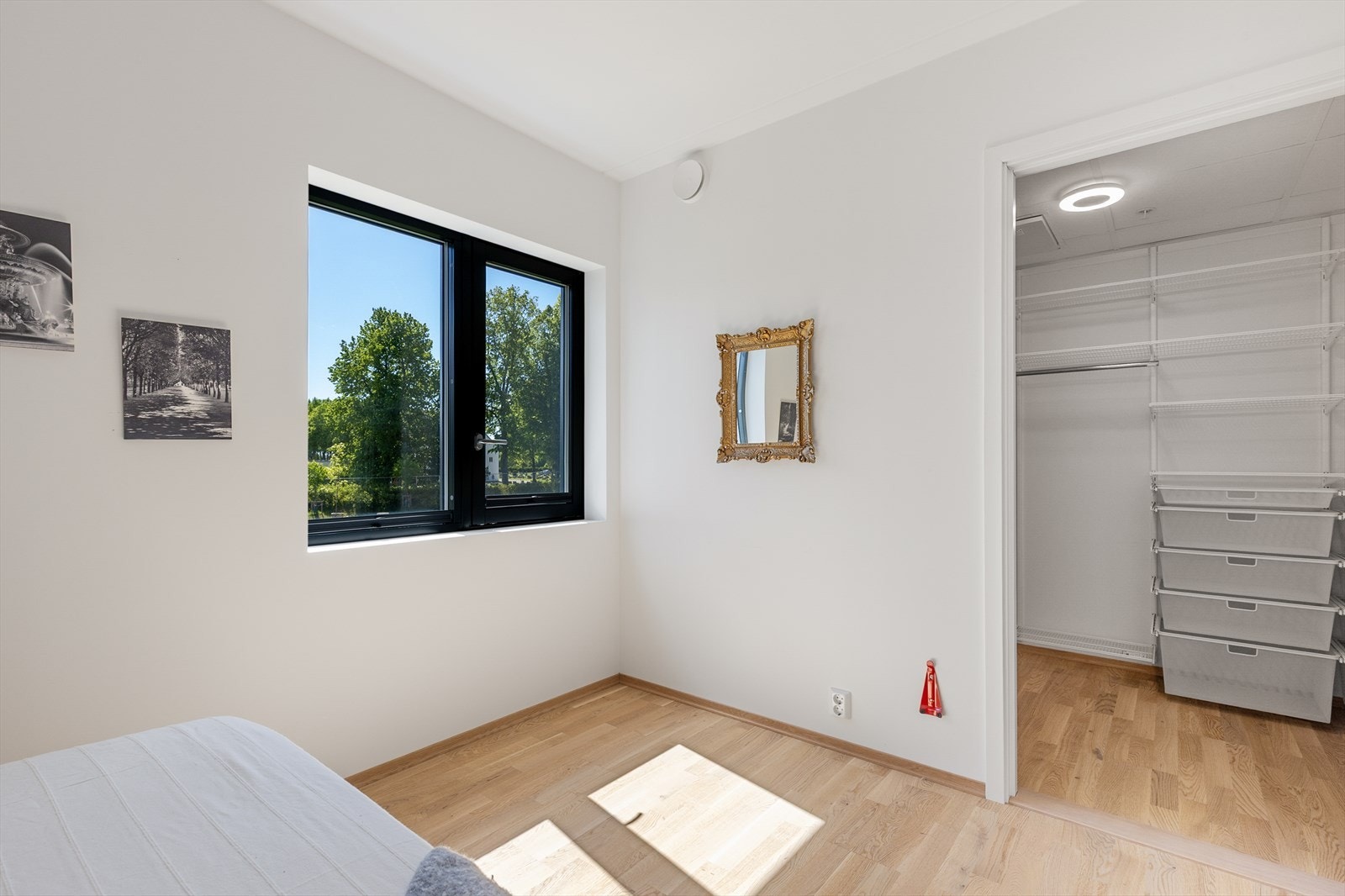 Fra hovedsoverommet er det direkte adkomst til et praktisk walk-in closet. Galleribilde