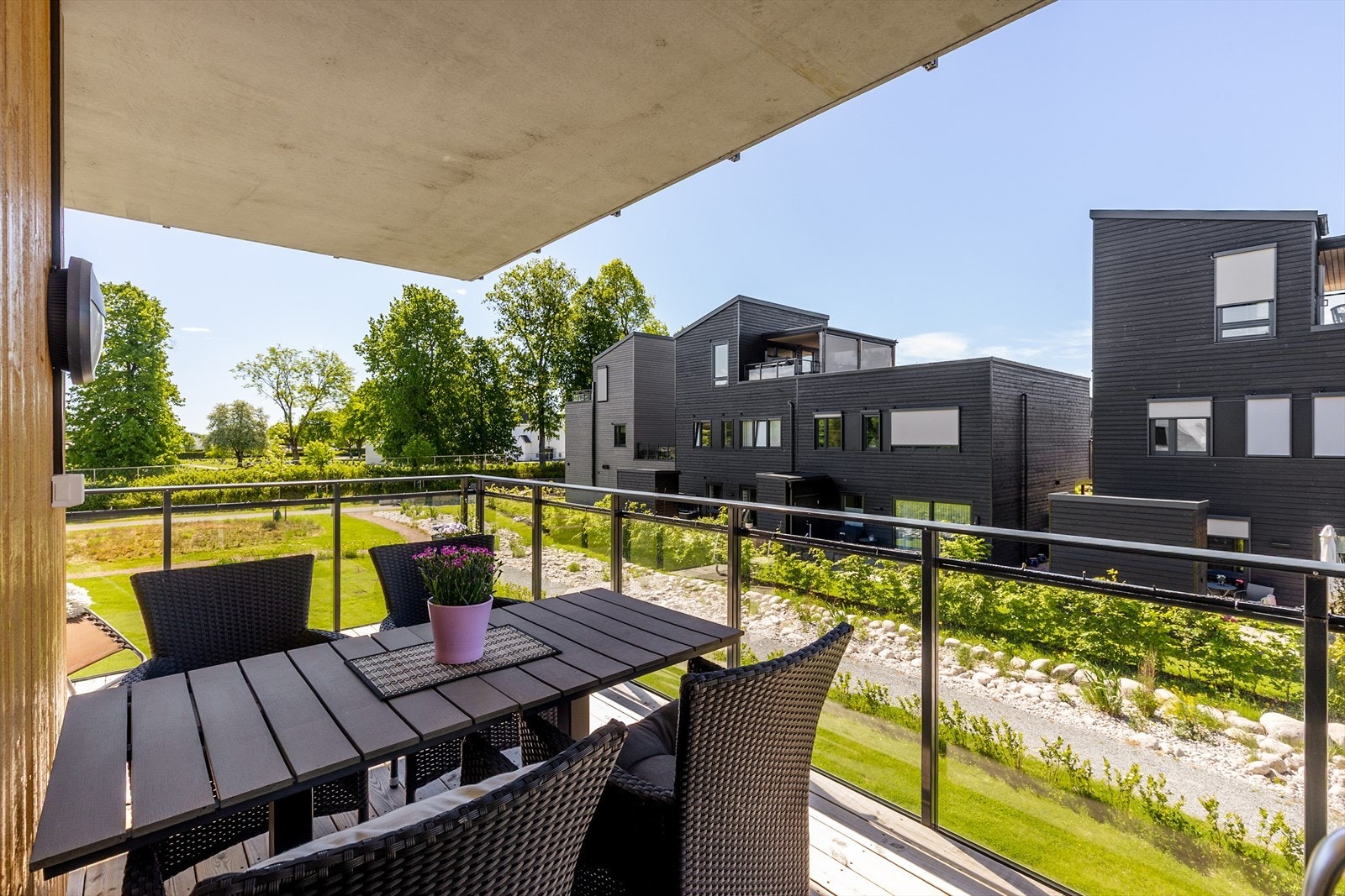 Fra stuen er det utgang til en balkong på 14 m², med god plass til utemøbler. Galleribilde