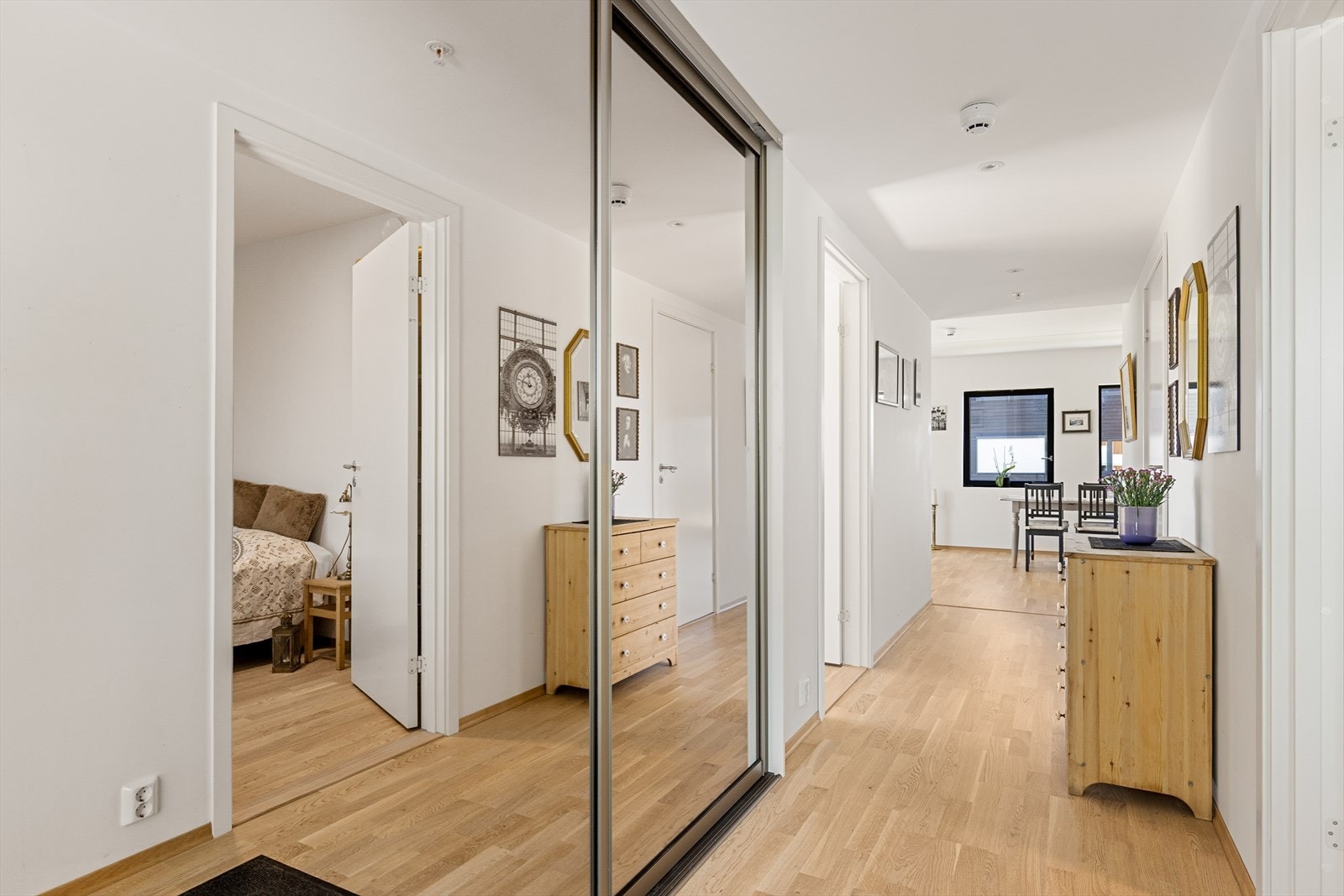 Gangen har plass til oppbevaringsmøbler og skyvedørsgarderobe med speilfronter. Galleribilde