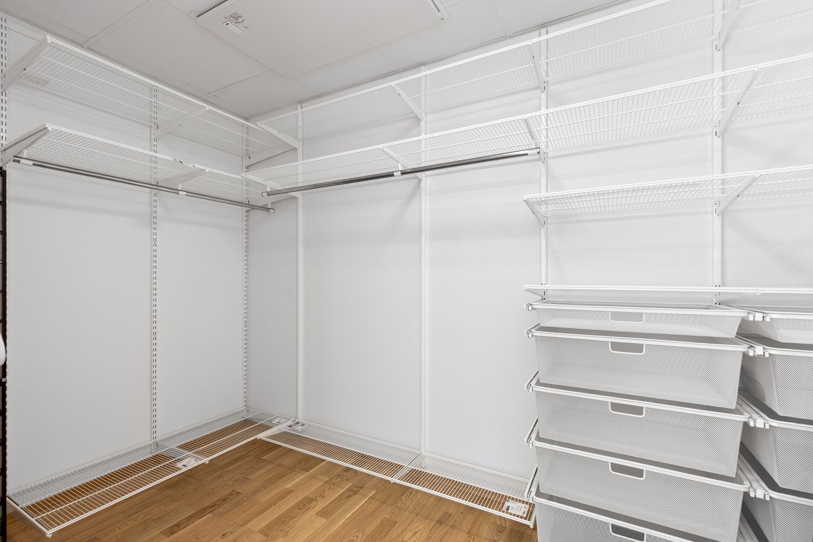 Romslig walk-in closet med fleksibelt hyllesystem gir rikelig med lagringsplass. Galleribilde