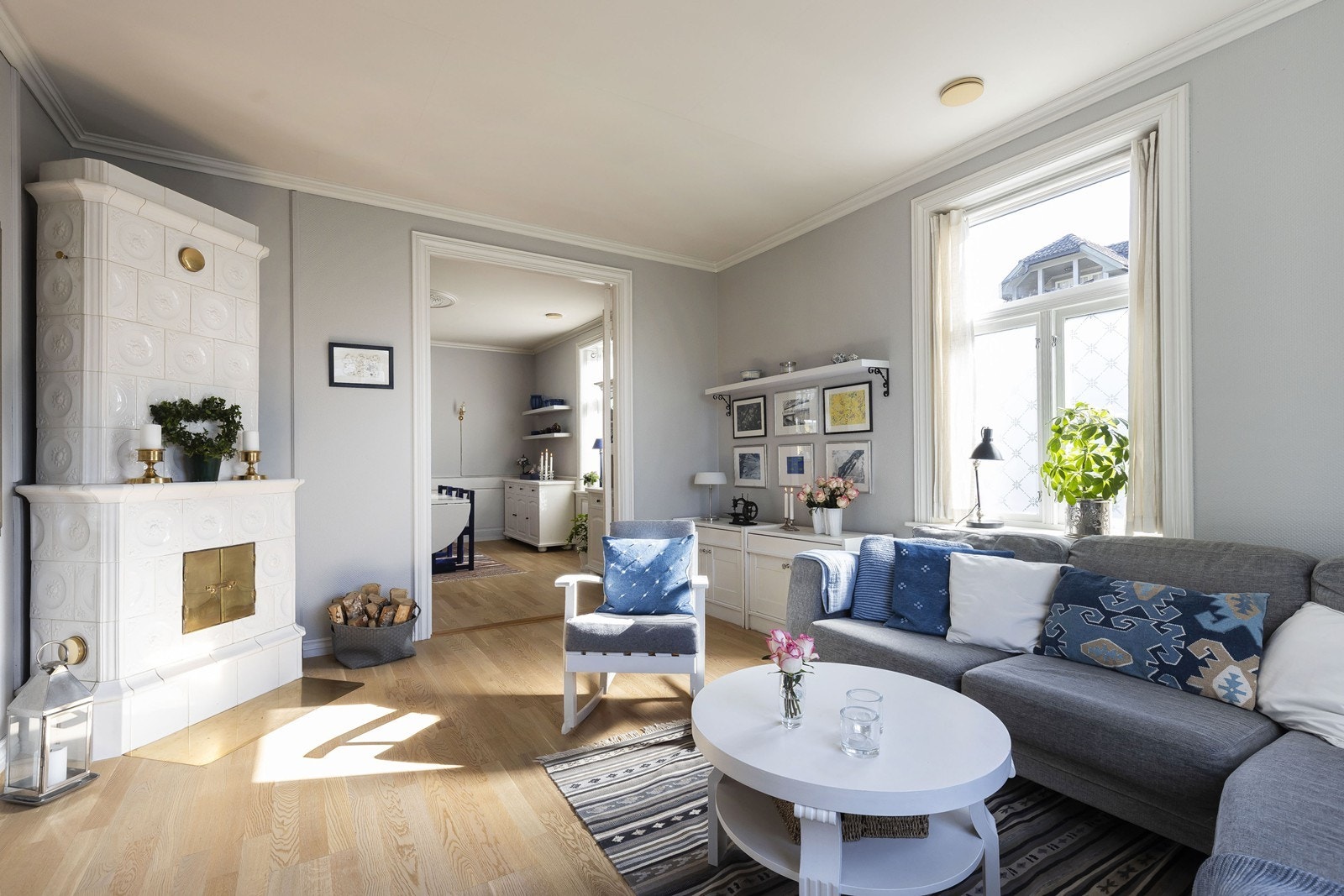 Koselig stue med lekker kakkelovn Galleribilde