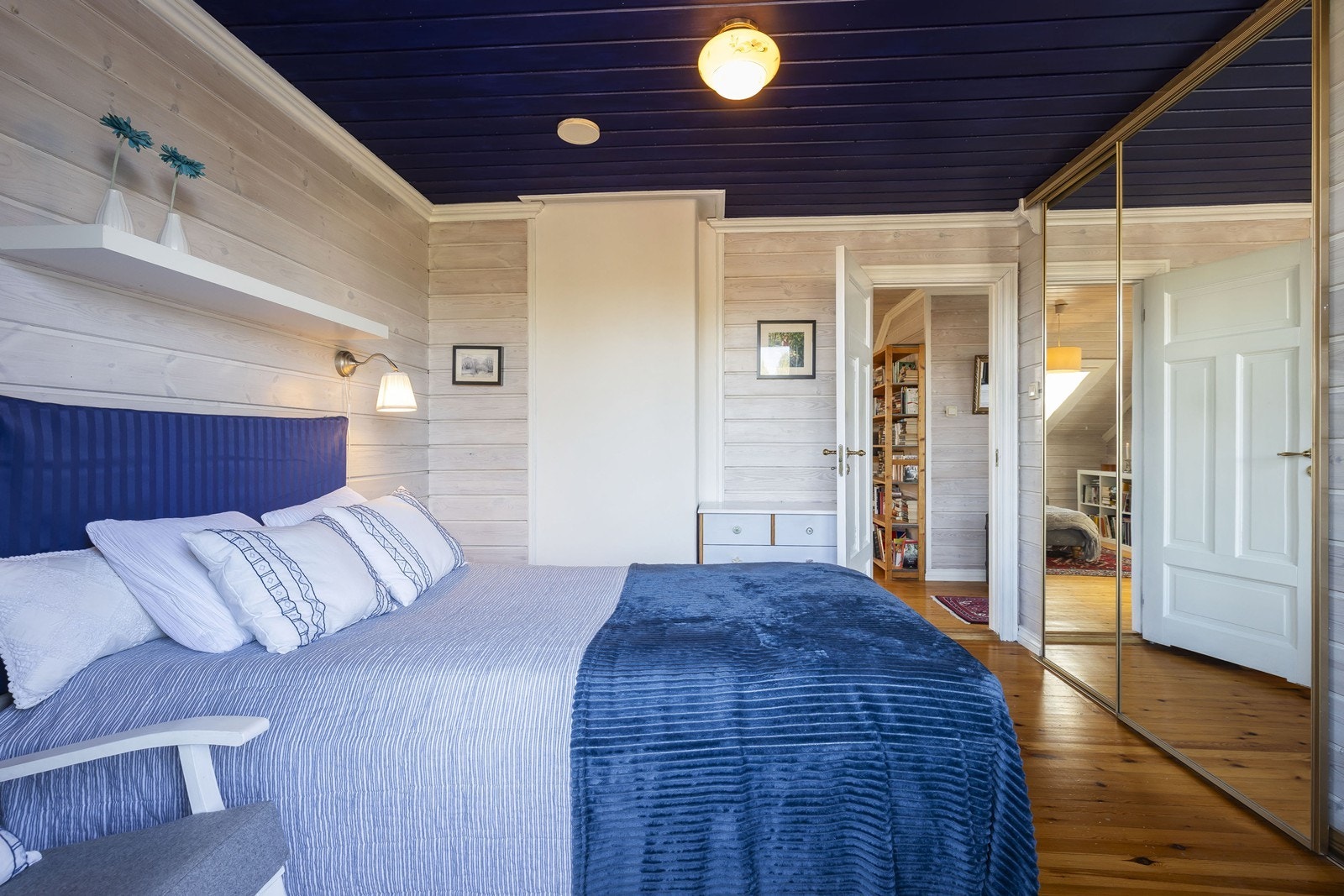 Skyvedørsgarderobe i soverom 1 Galleribilde