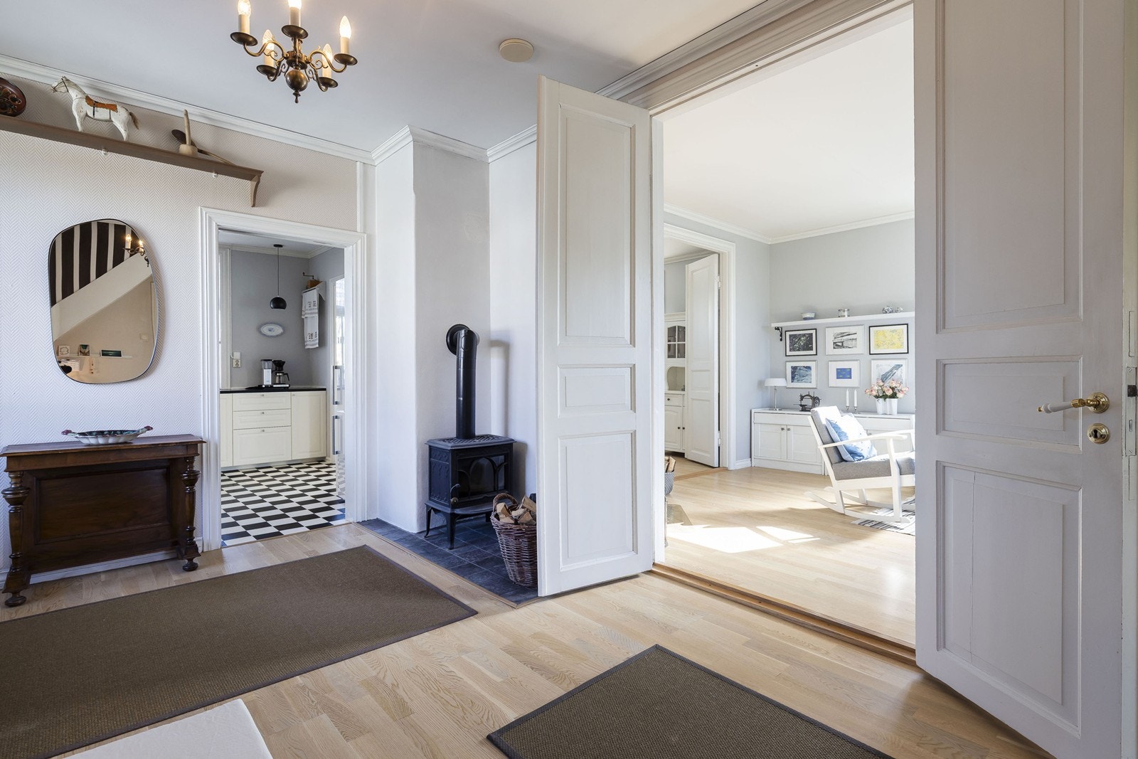 Hall med vedovn Galleribilde