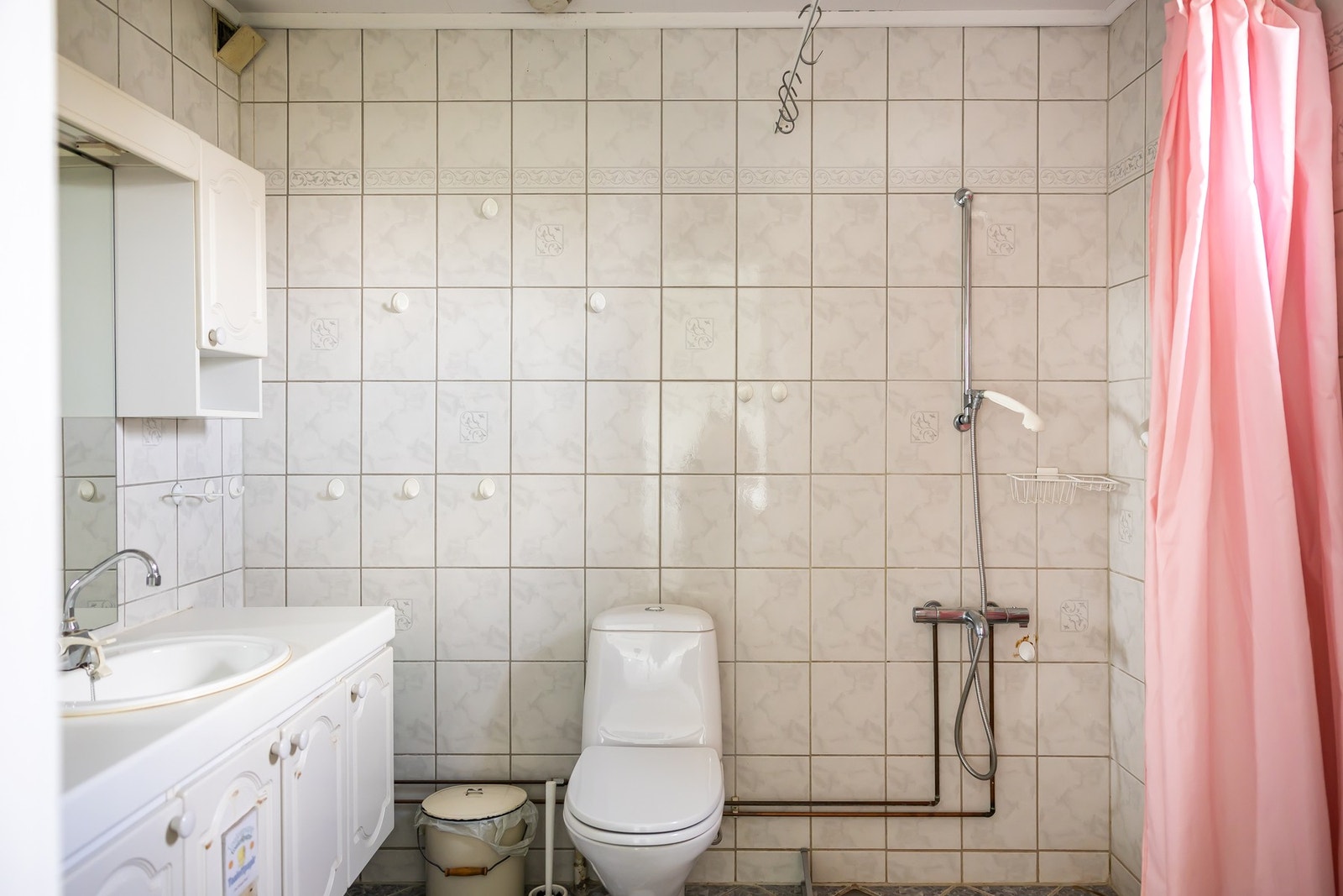 Badet antas å ha blitt flislagt på 1990-tallet. Rommet har en eldre standard, men er praktisk innredet med både servantmøbel, skapplass og dusjløsning. Galleribilde